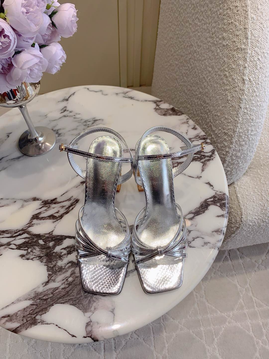 NO:174425,VALENTIN* new gem high heel sandals shine and luxurious, making people look at it. It is a perfect match for sweet and romantic My dream shoes. Silk upper, inner footbed sheepskin original molded gem heel height 10cm Italian leather outsole Size 35-39 (40 41 custom made), high heels, valentino, sandals, high heels, sheepskin, real silk, Leather soles19860909VALENTIN*新款宝石高跟凉鞋 闪耀奢华 让人眼前一看 简直就是甜美浪漫的完美适配 我的梦中情鞋 鞋面真丝 内里垫脚羊皮 原版开模宝石鞋跟 跟高10cm 意大利真皮大底 尺码35-39（40 41定做）,高跟鞋,valentino,sandals,high heels,sheepskin,real silk,Leather soles,Women's Shoes