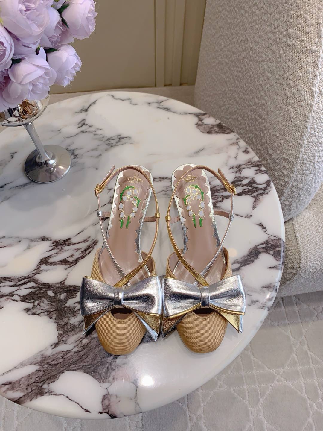 NO:252185,VALENTIN* new butterfly heel shoes. The bow elements are sweet and age-reducing. They are simply sweet and cool. They are perfect for salt and sweet. My dream shoes. The upper is original cloth spliced ​​cowhide. Inner footbed sheepskin. Heel height 4cm. Italian leather outsole. Size 35-39 (40 41 custom made), sandals, valentino, sandals, cowhide, sheepskin, Leather soles19860909VALENTIN*新款蝴蝶粗跟鞋 蝴蝶结元素甜美又减龄 让人眼前一看 简直就是甜美酷酷的完美适配 可盐可甜 我的梦中情鞋 鞋面原版布面拼接牛皮 内里垫脚羊皮 跟高4cm 意大利真皮大底 尺码35-39（40 41定做）,凉鞋,valentino,sandals,cowhide,sheepskin,Leather soles,Women's Shoes