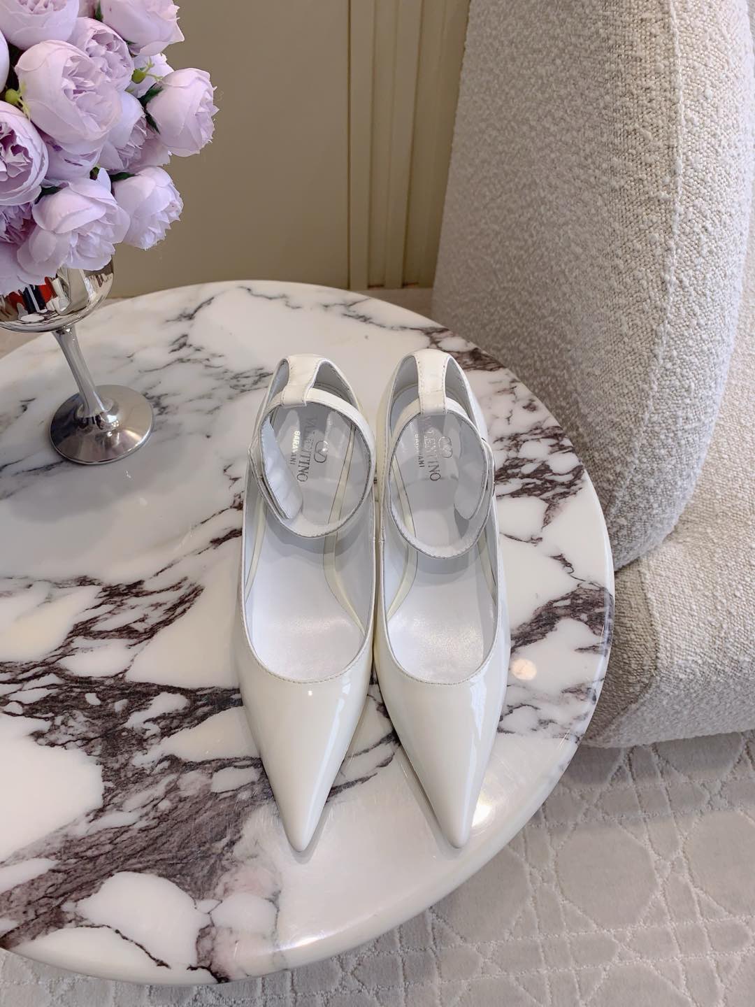 NO:174426,VALENTIN* new V-buckle heels high heels shoes. The shoe shape is so beautiful that it is so exquisite and elegant, comfortable and versatile. Upper, patent leather, inner footbed sheepskin Italian leather outsole 7.5cm Size 35-39 (40 41 custom made), high heels, valentino, high heels, sheepskin, Leather soles19860909VALENTIN*新款Ｖ扣坡跟高跟单鞋 狠狠种草 鞋型美到心巴上了 精致优雅 舒适百搭 鞋面牛漆皮 内里垫脚羊皮 意大利真皮大底 7.5cm 尺码35-39（40 41定做）,高跟鞋,valentino,high heels,sheepskin,Leather soles,Women's Shoes