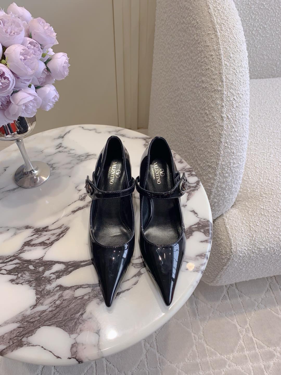 NO:174420,VALENTIN* new V-buckle heels high heels shoes. The shoe shape is so beautiful that it is so exquisite and elegant, comfortable and versatile. Upper, patent leather, inner footbed sheepskin Italian leather outsole 7.5cm Size 35-39 (40 41 custom made), high heels, valentino, high heels, sheepskin, Leather soles19860909VALENTIN*新款Ｖ扣坡跟高跟单鞋 狠狠种草 鞋型美到心巴上了 精致优雅 舒适百搭 鞋面牛漆皮 内里垫脚羊皮 意大利真皮大底 7.5cm 尺码35-39（40 41定做）,高跟鞋,valentino,high heels,sheepskin,Leather soles,Women's Shoes