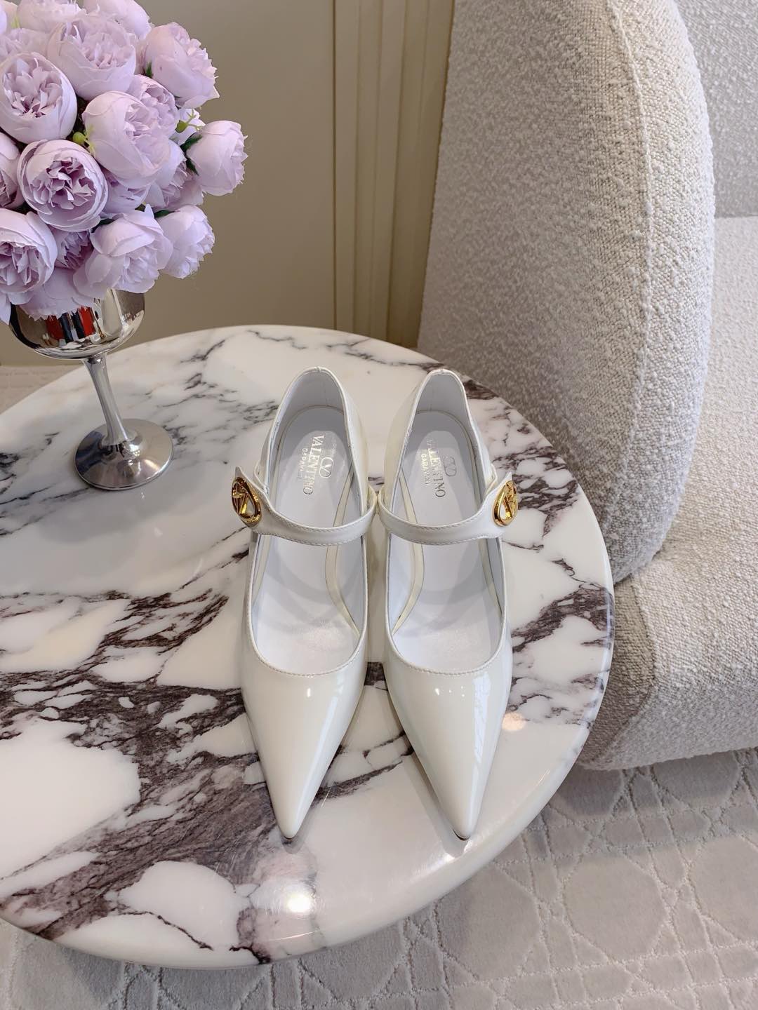 NO:174424,VALENTIN* new V-buckle heels high heels shoes. The shoe shape is so beautiful that it is so exquisite and elegant, comfortable and versatile. Upper, patent leather, inner footbed sheepskin Italian leather outsole 7.5cm Size 35-39 (40 41 custom made), high heels, valentino, high heels, sheepskin, Leather soles19860909VALENTIN*新款Ｖ扣坡跟高跟单鞋 狠狠种草 鞋型美到心巴上了 精致优雅 舒适百搭 鞋面牛漆皮 内里垫脚羊皮 意大利真皮大底 7.5cm 尺码35-39（40 41定做）,高跟鞋,valentino,high heels,sheepskin,Leather soles,Women's Shoes