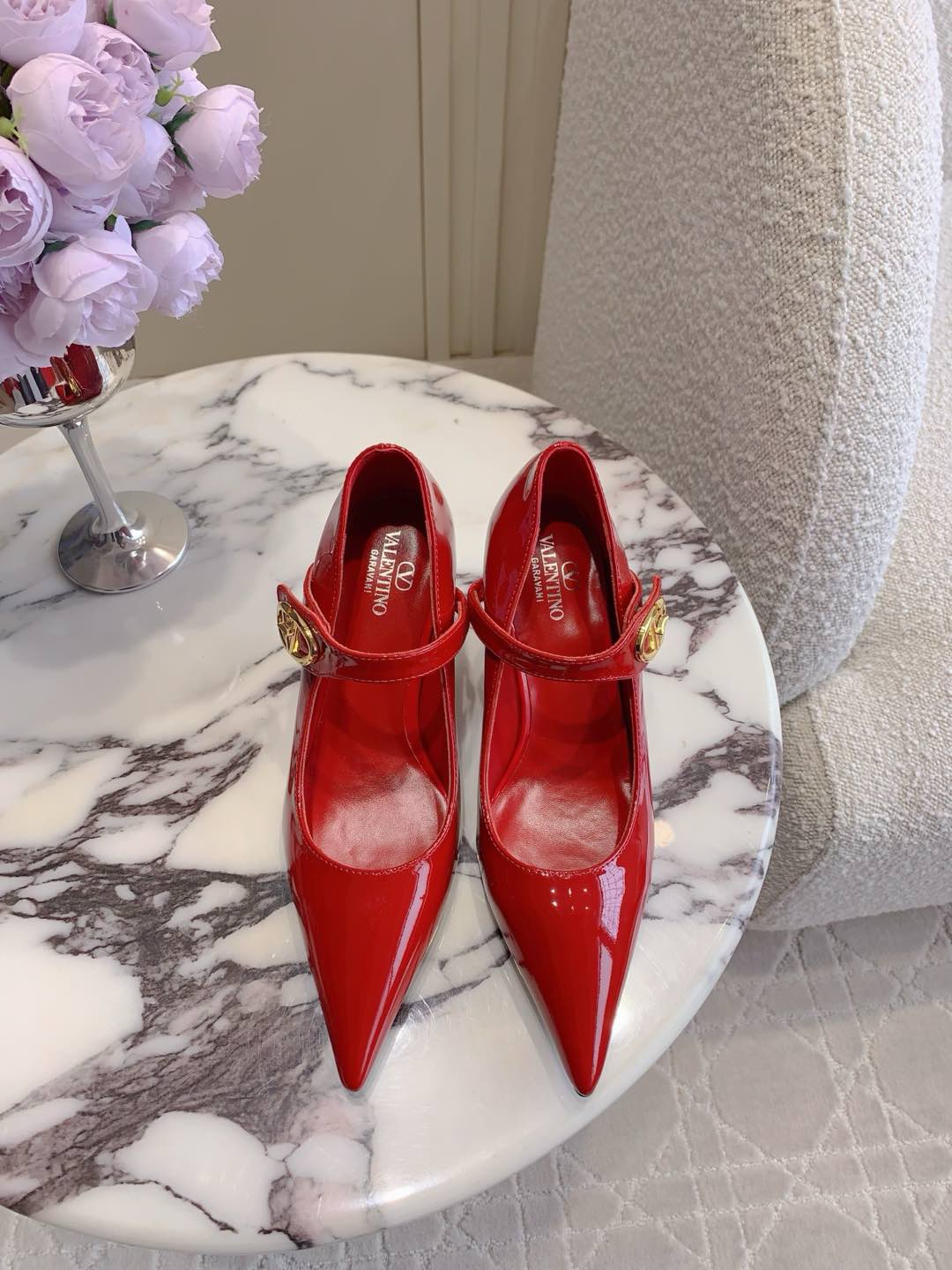 NO:174422,VALENTIN* new V-buckle heels high heels shoes. The shoe shape is so beautiful that it is so exquisite and elegant, comfortable and versatile. Upper, patent leather, inner footbed sheepskin Italian leather outsole 7.5cm Size 35-39 (40 41 custom made), high heels, valentino, high heels, sheepskin, Leather soles19860909VALENTIN*新款Ｖ扣坡跟高跟单鞋 狠狠种草 鞋型美到心巴上了 精致优雅 舒适百搭 鞋面牛漆皮 内里垫脚羊皮 意大利真皮大底 7.5cm 尺码35-39（40 41定做）,高跟鞋,valentino,high heels,sheepskin,Leather soles,Women's Shoes