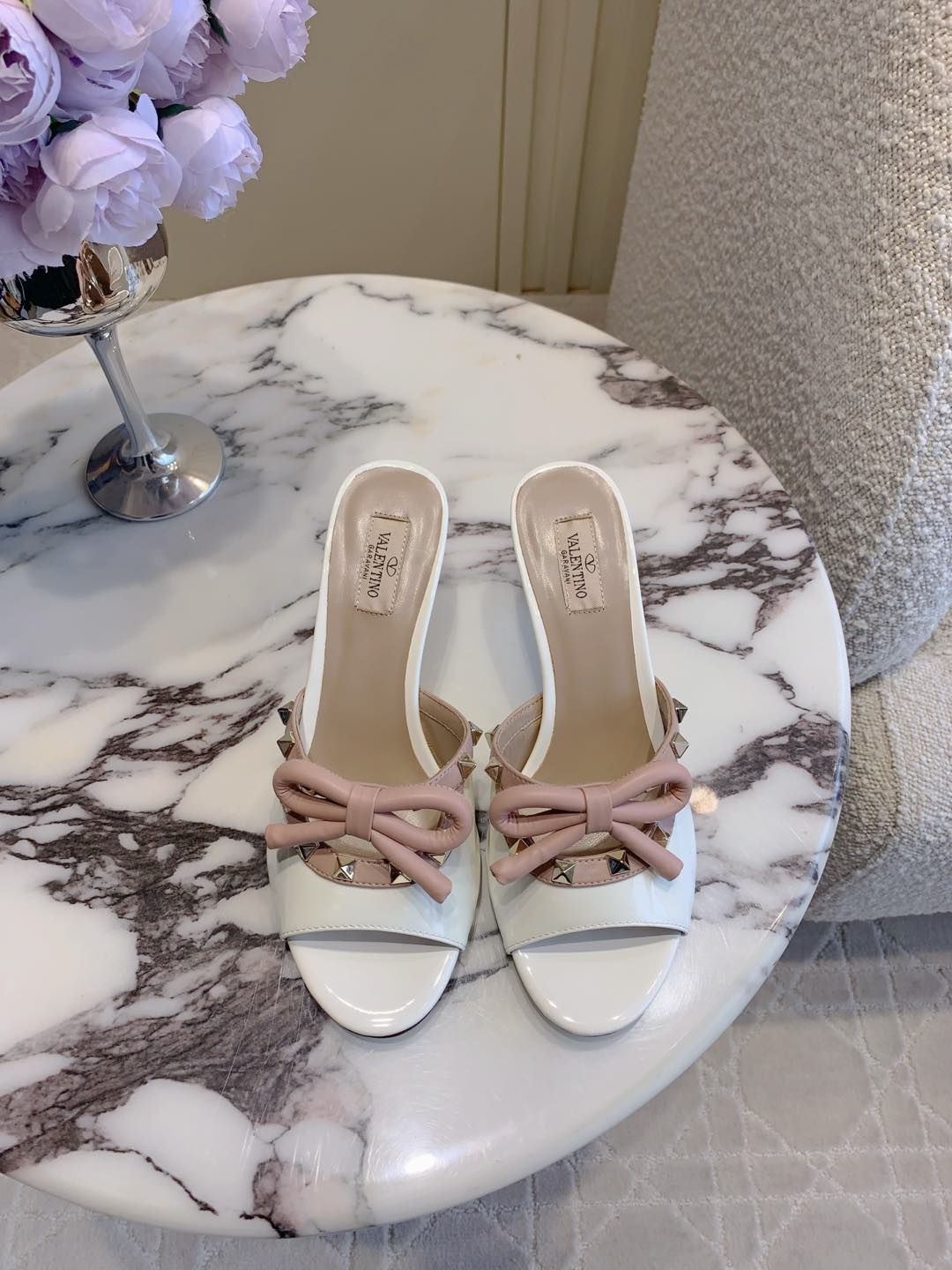 NO:252178,VALENTIN's newest bow rivet high heel slippers. Rivets and ballet shoes are matched with ballet shoes. They are simply sweet and cool. They are salty and sweet. My dream shoes. Upper, patent leather, inner footbed sheepskin, heel height 6.6cm Italian leather outsole. Size 35-39 (40 41 42 customized), high heels, valentino, high heels, slippers, sheepskin, Leather soles19860909VALENTIN*新款蝴蝶结铆钉高跟拖鞋 铆钉搭配芭蕾舞鞋元素 让人眼前一看 简直就是甜美酷酷的完美适配 可盐可甜 我的梦中情鞋 鞋面牛漆皮 内里垫脚羊皮 跟高6.6cm 意大利真皮大底 尺码35-39（40 41 42定做）,高跟鞋,valentino,high heels,slippers,sheepskin,Leather soles,Women's Shoes