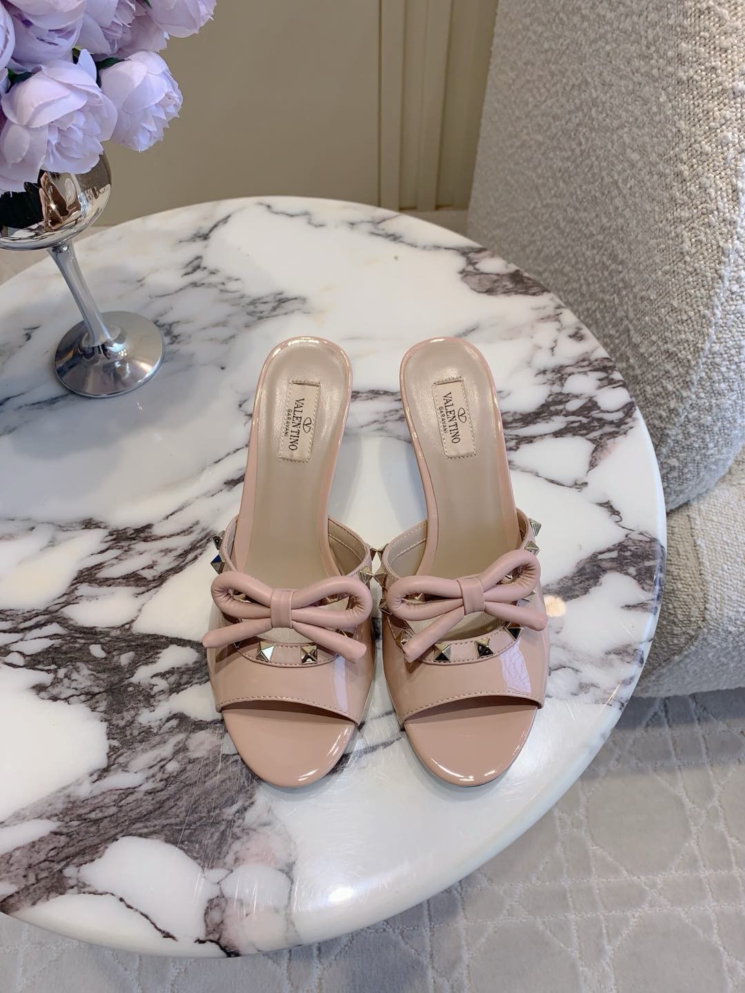 NO:252176,VALENTIN's newest bow rivet high heel slippers. Rivets and ballet shoes are matched with ballet shoes. They are simply sweet and cool. They are salty and sweet. My dream shoes. Upper, patent leather, inner footbed sheepskin, heel height 6.6cm Italian leather outsole. Size 35-39 (40 41 42 customized), high heels, valentino, high heels, slippers, sheepskin, Leather soles19860909VALENTIN*新款蝴蝶结铆钉高跟拖鞋 铆钉搭配芭蕾舞鞋元素 让人眼前一看 简直就是甜美酷酷的完美适配 可盐可甜 我的梦中情鞋 鞋面牛漆皮 内里垫脚羊皮 跟高6.6cm 意大利真皮大底 尺码35-39（40 41 42定做）,高跟鞋,valentino,high heels,slippers,sheepskin,Leather soles,Women's Shoes