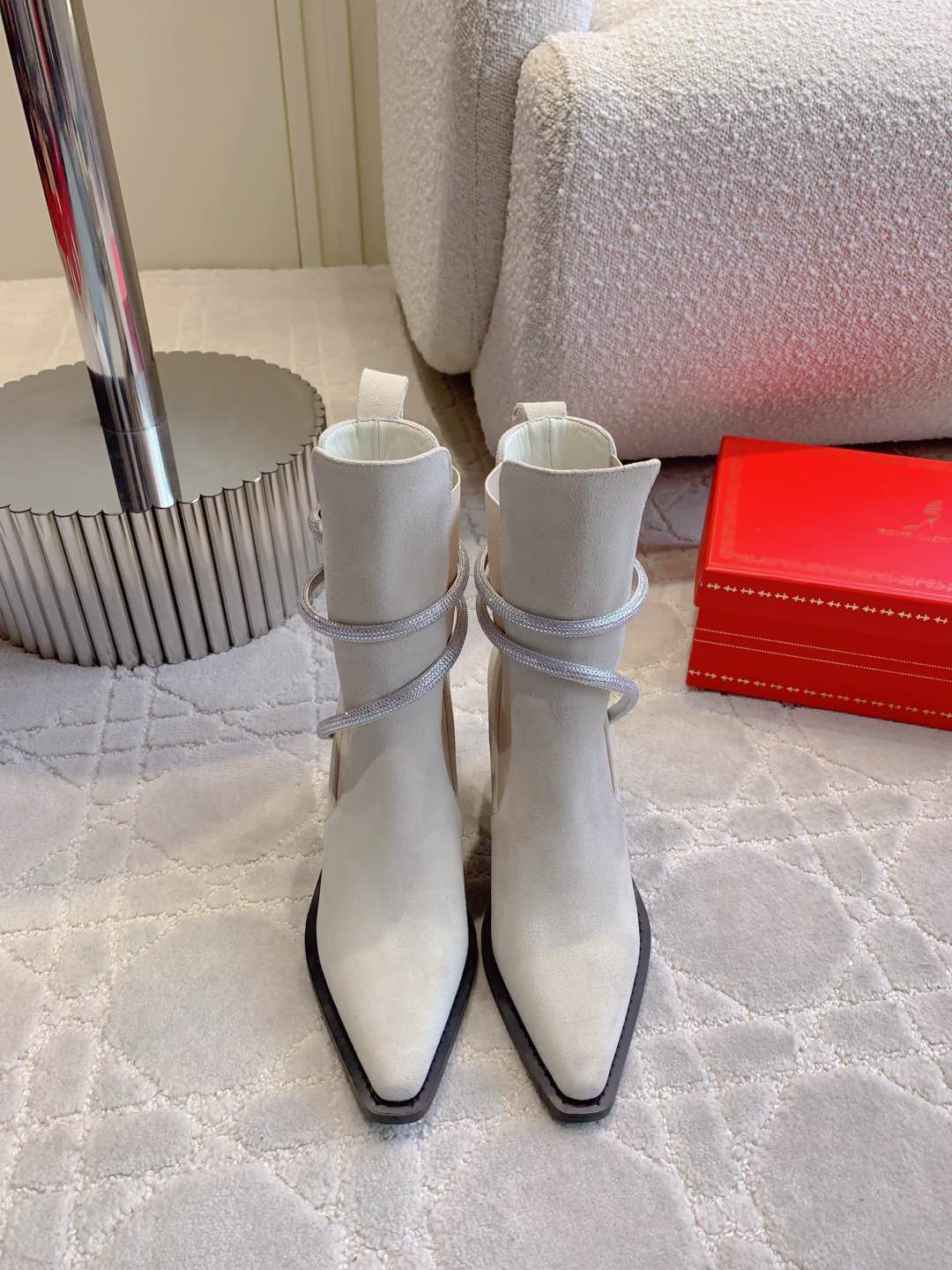 NO:479553,Ren* Caovill* classic rhinestone snake-shaped boots, same style as the stars, cool and cool on the feet, versatile boots, upper Yangjing, inner foot pad sheepskin, original mold open sole, size 35-39 (34 40 41 42 43 customized), boots, boots, sheepskin, sheep19860909Ren* Caovill*经典款水钻蛇形高跟短靴 明星同款 上脚又酷又飒 百搭战靴 鞋面羊京 内里垫脚羊皮 原版开模大底 尺码35-39（34 40 41 42 43定做）,靴子,boots,sheepskin,sheep,Women's Shoes