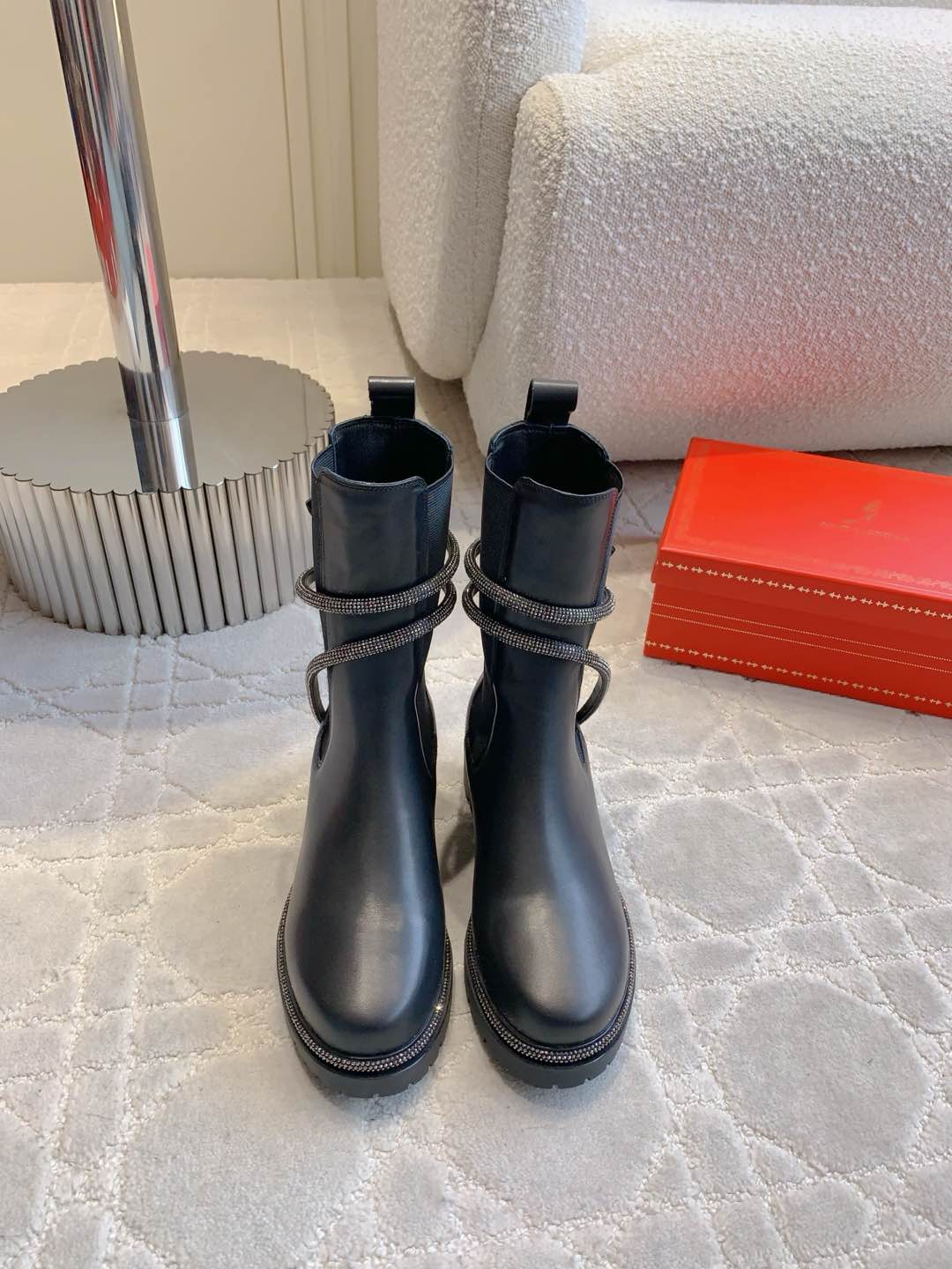 NO:479530,Ren* Caovill* classic rhinestone snake boots, same style as the star, cool and cool on the feet, versatile boots, calfskin upper, inner foot padded sheepskin original mold open sole size 35-39 (34 40 41 42 43 customized), boots, boots, cowhide, sheepskin19860909Ren* Caovill*经典款水钻蛇形短靴 明星同款 上脚又酷又飒 百搭战靴 鞋面小牛皮 内里垫脚羊皮 原版开模大底 尺码35-39（34 40 41 42 43定做）,靴子,boots,cowhide,sheepskin,Women's Shoes