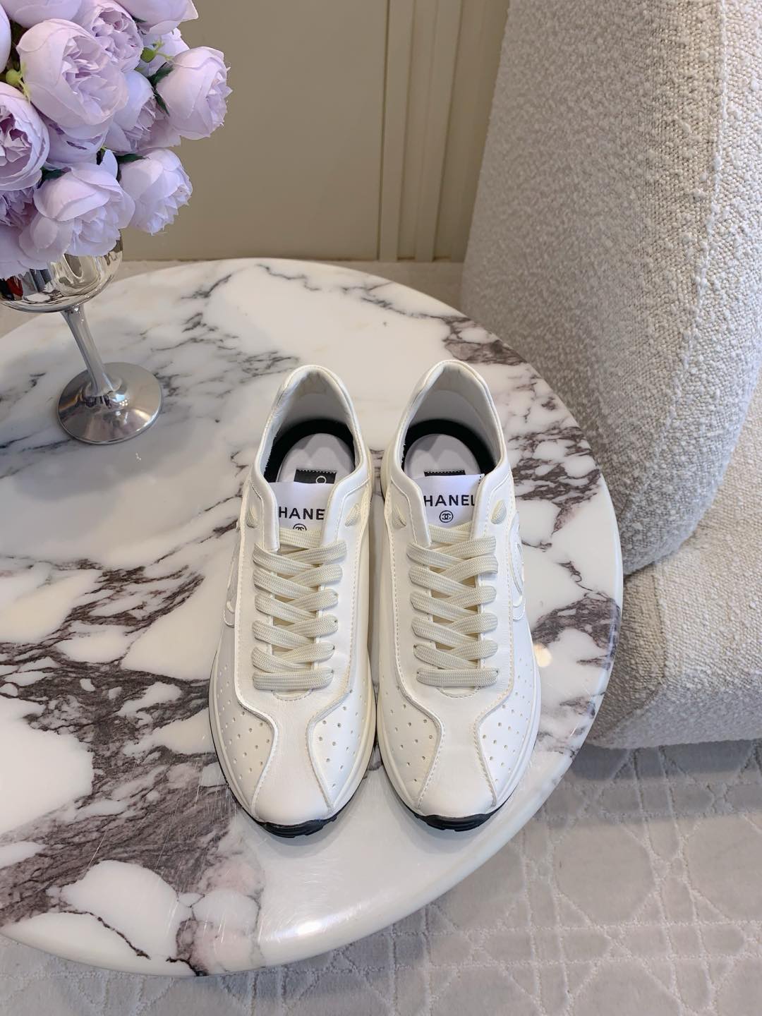 NO:174443,CHANE's newest leather sneakers Coco must-have for girls. You can always trust the Chanel designer's vision. The foot is absolutely perfect. Comfortable. No pressure on the foot. Size 35-39 (customized for 40), casual shoes/sports, chanel, chanel, sneakers19860909CHANE*新款皮面运动鞋 Coco女孩必入 永远可以相信香奈儿设计师的眼光 上脚绝绝子 舒适度满分 上脚无压力 尺码35-39（40定做）,休闲鞋/运动鞋,chanel,chanel,sneakers,Women's Shoes