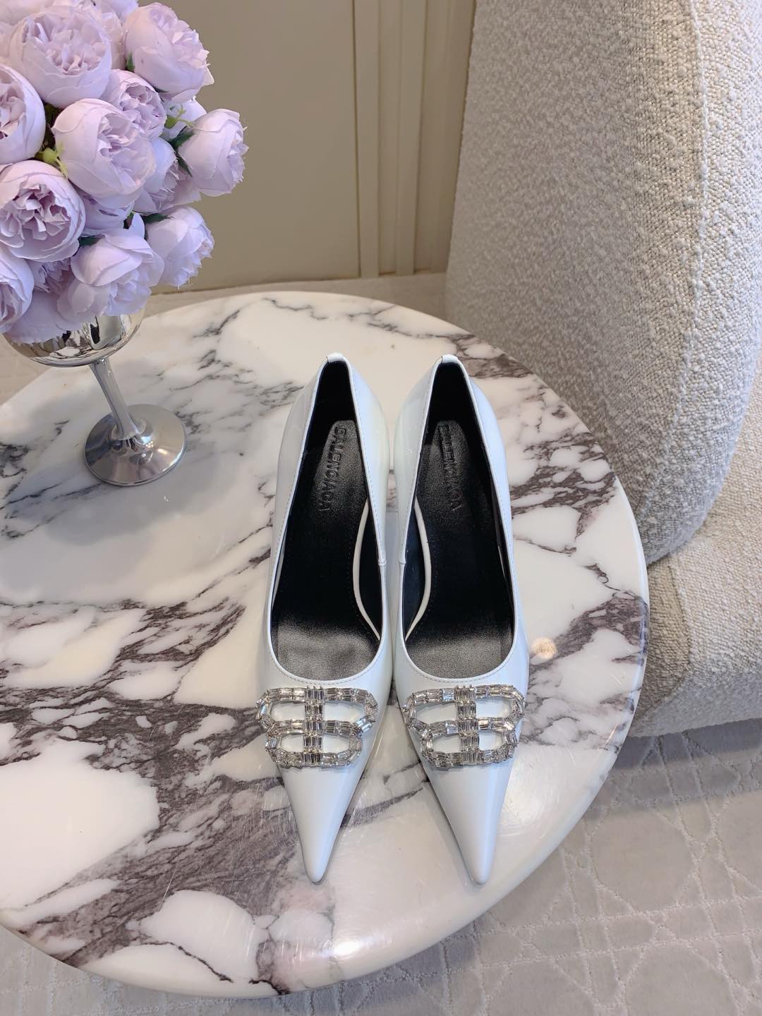 NO:174432,Balancing* classic rhinestone high heels, small pointed toe design elongate the leg lines, classic double B-buckle decoration atmospheric and durable, upper cowhide, inner footbed sheepskin Italian leather outsole Heel height 7.5cm Size 35-39 (34 40 41 42 customized), high heels, high heels, cowhide, sheepskin, Leather soles19860909Balancing*经典款水钻高跟鞋 小尖头设计拉长腿部线条 经典双B扣装饰大气又耐看 鞋面牛皮 内里垫脚羊皮 意大利真皮大底 跟高7.5cm 尺码35-39（34 40 41 42定制）,高跟鞋,high heels,cowhide,sheepskin,Leather soles,Women's Shoes