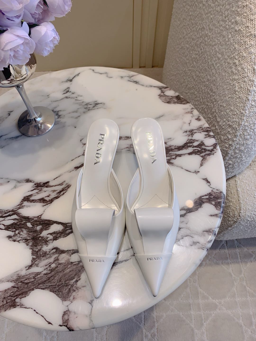 NO:237777,Prad* new pointed toe high heel muller semi-slippers Dopamine color matching is so beautiful The minimalist beauty that has been missing in the fashion industry, fashionable and exquisite, everyday wear is high-end, cowhide, inner footbed sheepskin Italian leather outsole Heel height 4cm Size 35-39 (40 41 custom made), high heels, prada, high heels, slippers, cowhide, sheepskin, Leather soles19860909批 Prad*新款尖头高跟穆勒半拖鞋 多巴胺配色太好看啦 时尚界久违的极简之美 时髦又精致 日常穿出高级感 鞋面牛皮 内里垫脚羊皮 意大利真皮大底 跟高4cm 尺码35-39（40 41定做）,高跟鞋,prada,high heels,slippers,cowhide,sheepskin,Leather soles,Women's Shoes