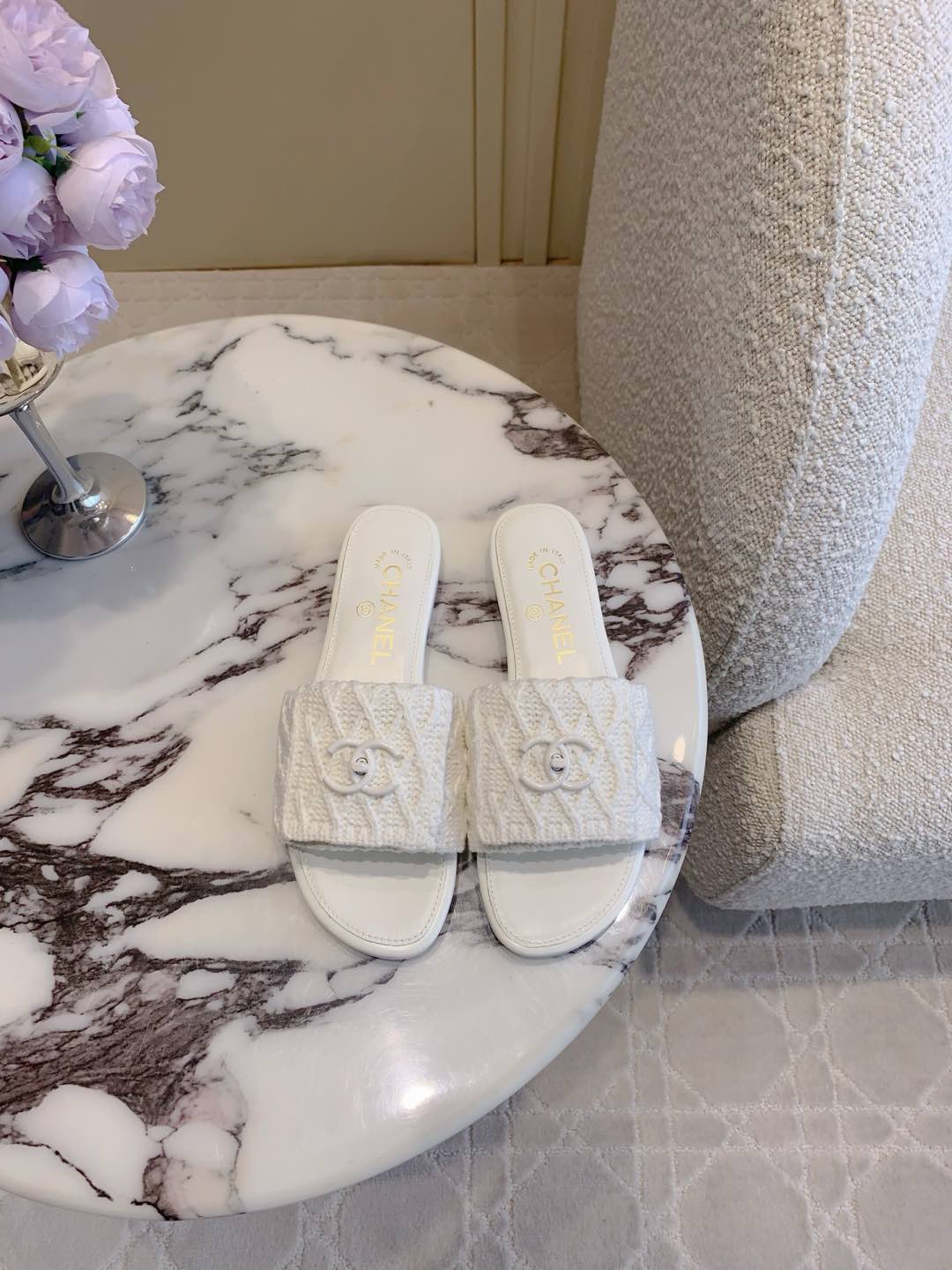 NO:230175,Chane's latest coco beach series knitted slippers Classic woven vacation style Double C logo decoration simple and refreshing versatile items Original knitted fabric upper inner foot pad sheepskin Italian leather outsole Size 35-39 (34 40 customized), slippers, chanel, slippers, sheepskin, Leather soles19860909Chane*新款coco beach系列编织拖鞋 经典编织度假风 双Ｃ logo装饰简约清爽 百搭单品 鞋面原版针织面料 内里垫脚羊皮 意大利真皮大底 尺码35-39（34 40 定做）,拖鞋,chanel,slippers,sheepskin,Leather soles,Women's Shoes