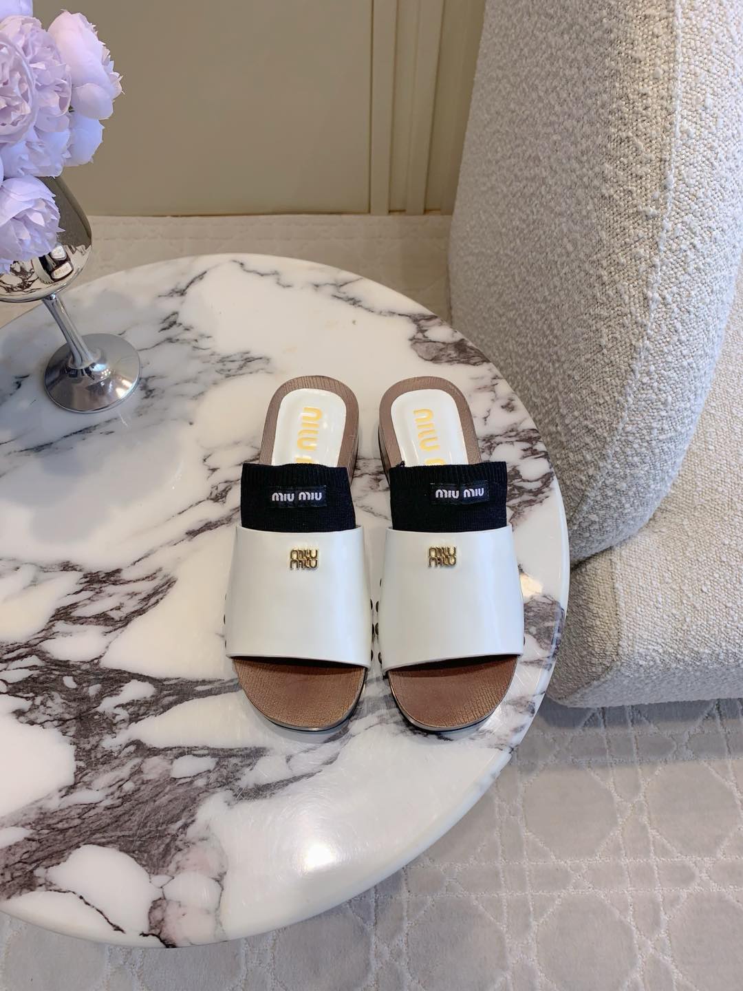 NO:174412,(10 socks for socks) Choose your own color for socks. Miu's new catwalk thick-soled slippers lead to the new fashion of layering. Miu's easy to handle. The feet are really beautiful. There are many highlights in simplicity. A layered atmosphere with a sweet ribbon. Upper cowhide. Inner cowhide. Original open molded sole. Size 35-39 (customized for 40), slippers, miumiu, slippers, cowhide.19860909（要袜套10）袜套自选颜色 miu新款走秀厚底拖鞋 引领叠穿新时髦 miu里miu气轻松拿捏 上脚真的超好看 简约中不乏亮点 流淌出一丝带甜的层次氛围 鞋面牛皮 内里垫脚牛皮 原版开模大底 尺码35-39（40定做）,拖鞋,miumiu,slippers,cowhide,Women's Shoes