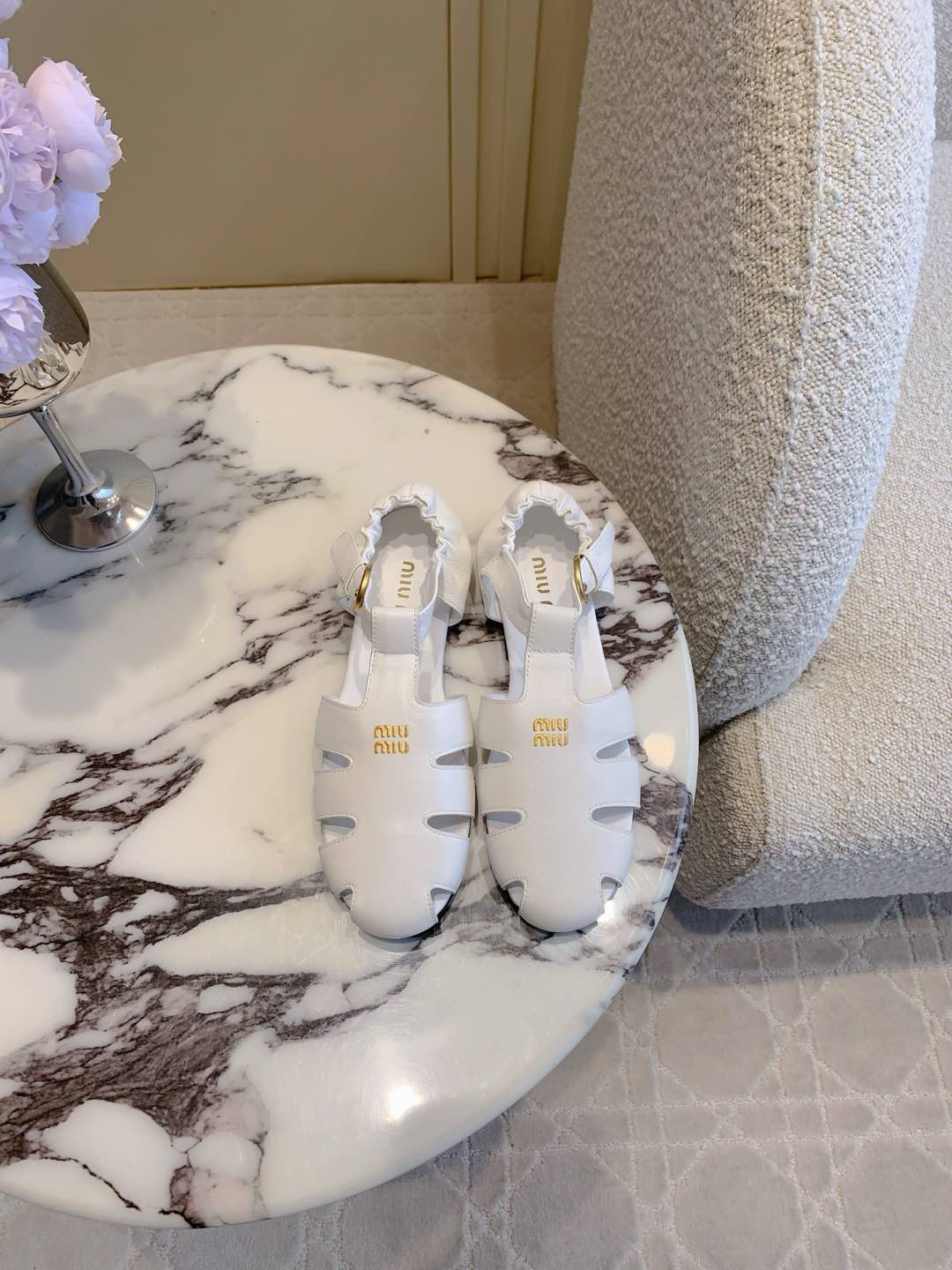 NO:174459,Miu's new flat Roman sandals, comfortable and easy to wear, well-behaved and age-reducing, comfortable and versatile, super soft sheepskin, inner foot padded sheepskin, original open molded sole, size 35-39 (customized for 40), sandals, miumiu, sandals, sheepskin19860909miu新款平底罗马凉鞋 舒适又好穿 上脚乖巧减龄 舒适百搭 鞋面超软羊皮 内里垫脚羊皮 原版开模大底 尺码35-39（40定做）,凉鞋,miumiu,sandals,sheepskin,Women's Shoes