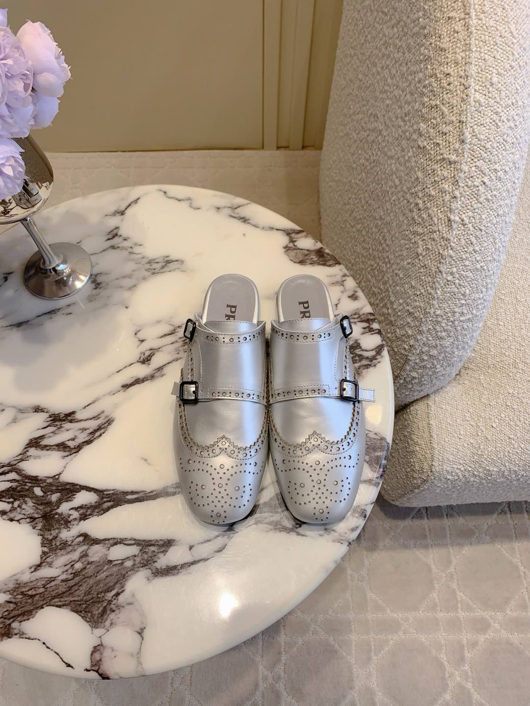 NO:252132,Women's slippers Single shoes Men's slippers Single shoes Prad* catwalk old carved flat shoes Retro and fashionable, can be matched at will, lazy and high-end, stable and handsome, simple and handsome, calfskin upper, inner foot pad sheepskin original open-model sole, women's size 35-39 Men's size 40-44, semi-slippers, prada, flats, slippers, cowhide, sheepskin19860909女款拖鞋 单鞋 男款拖鞋 单鞋 Prad*走秀款做旧雕花平底鞋 复古时髦感满满 可随意搭配 慵懒感高级感稳稳拿捏 上脚简单帅气  鞋面小牛皮 内里垫脚羊皮 原版开模大底 女码35-39 男码40-44,半拖单鞋,prada,flats,slippers,cowhide,sheepskin,Women's Shoes