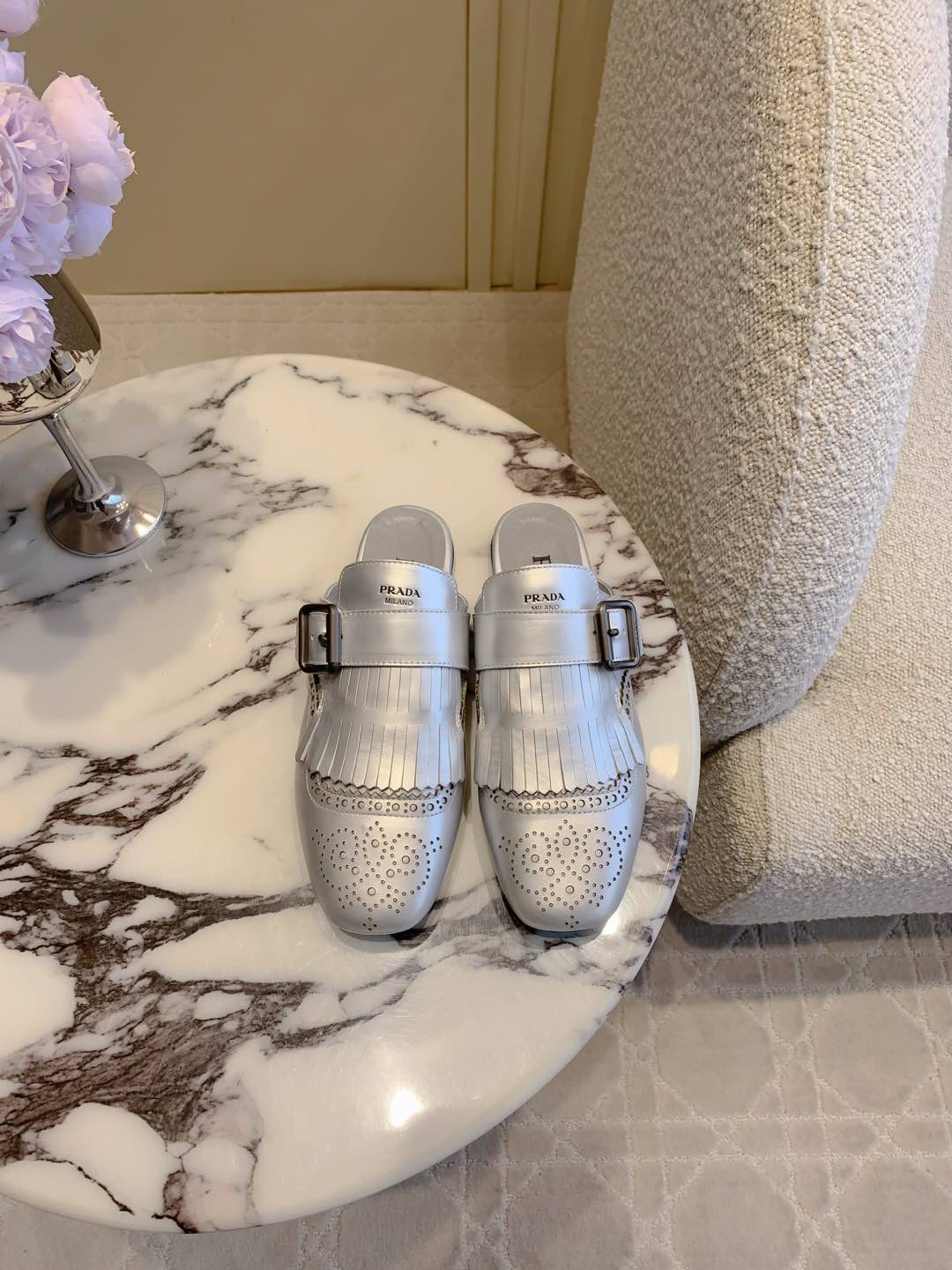 NO:252141,Women's slippers Single shoes Men's slippers Single shoes Prad* catwalk old tassel carved flat shoes Retro and fashionable, can be matched at will, lazy and high-end, stable and simple and handsome, calfskin upper, inner foot pad sheepskin original open-model sole, women's size 35-39 Men's size 40-44, semi-slippers, prada, flats, slippers, cowhide, sheepskin19860909女款拖鞋 单鞋 男款拖鞋 单鞋 Prad*走秀款做旧流苏雕花平底鞋 复古时髦感满满 可随意搭配 慵懒感高级感稳稳拿捏 上脚简单帅气  鞋面小牛皮 内里垫脚羊皮 原版开模大底 女码35-39 男码40-44,半拖单鞋,prada,flats,slippers,cowhide,sheepskin,Women's Shoes