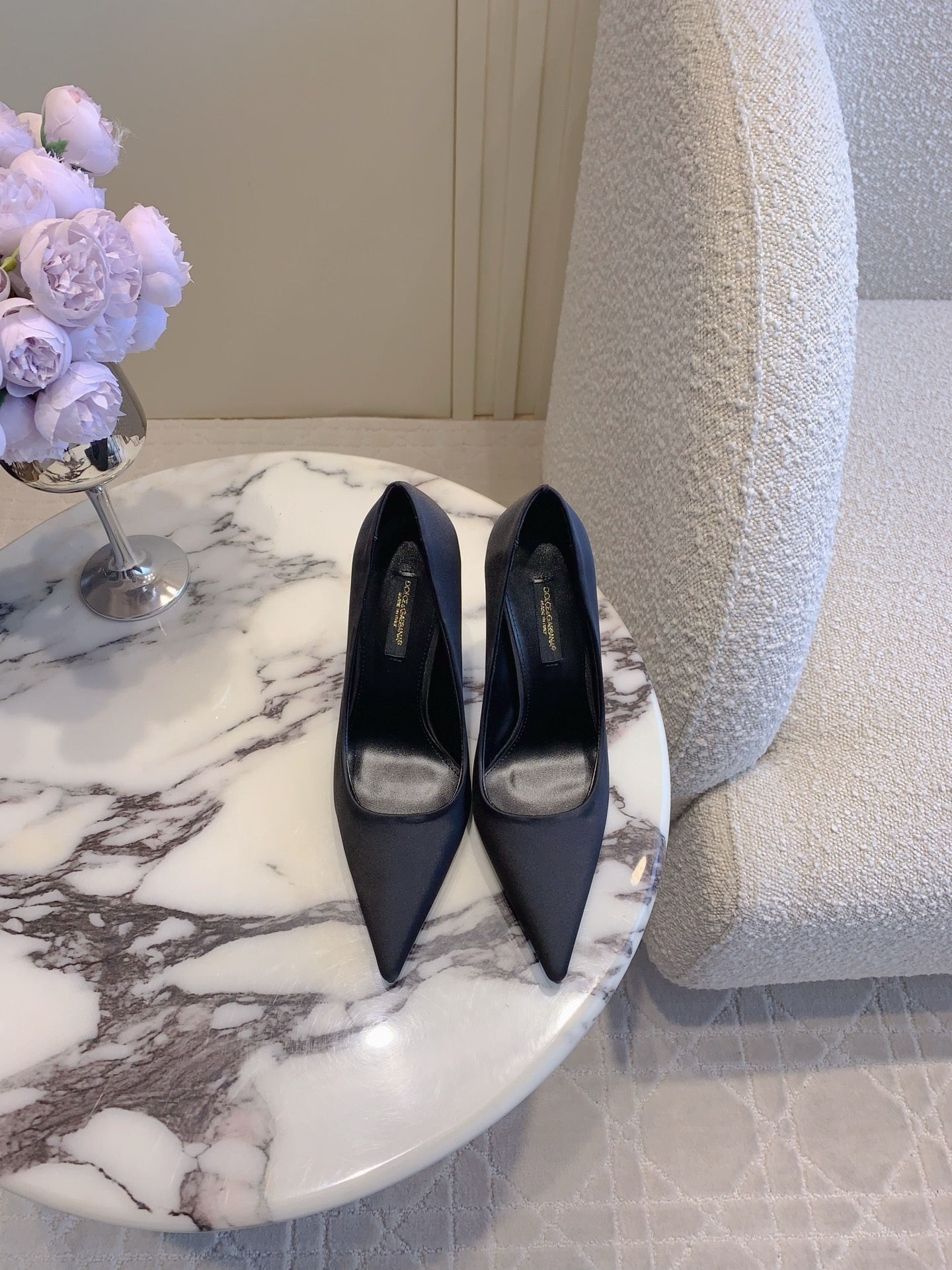 NO:174436,Dolce & Gabban's newest high heels, the heel metal logo is exquisite and the pointed toe shallow mouth design stretches the leg lines, which can be easily controlled for any outfit. All-match items, silk upper, inner footbed sheepskin Italian leather outsole, heel height 10cm, size 35-39 (customized for 40), high heels, Dolce & Gabbana, high heels, sheepskin, real silk, Leather soles19860909Dolce & Gabban*新款高跟鞋 后跟金属logo精致感拉满 尖头浅口设计拉长腿部线条 任何穿搭都能轻松驾驭 百搭单品 鞋面真丝 内里垫脚羊皮 意大利真皮大底 跟高10cm 尺码35-39（40定做）,高跟鞋,Dolce&Gabbana,high heels,sheepskin,real silk,Leather soles,Women's Shoes