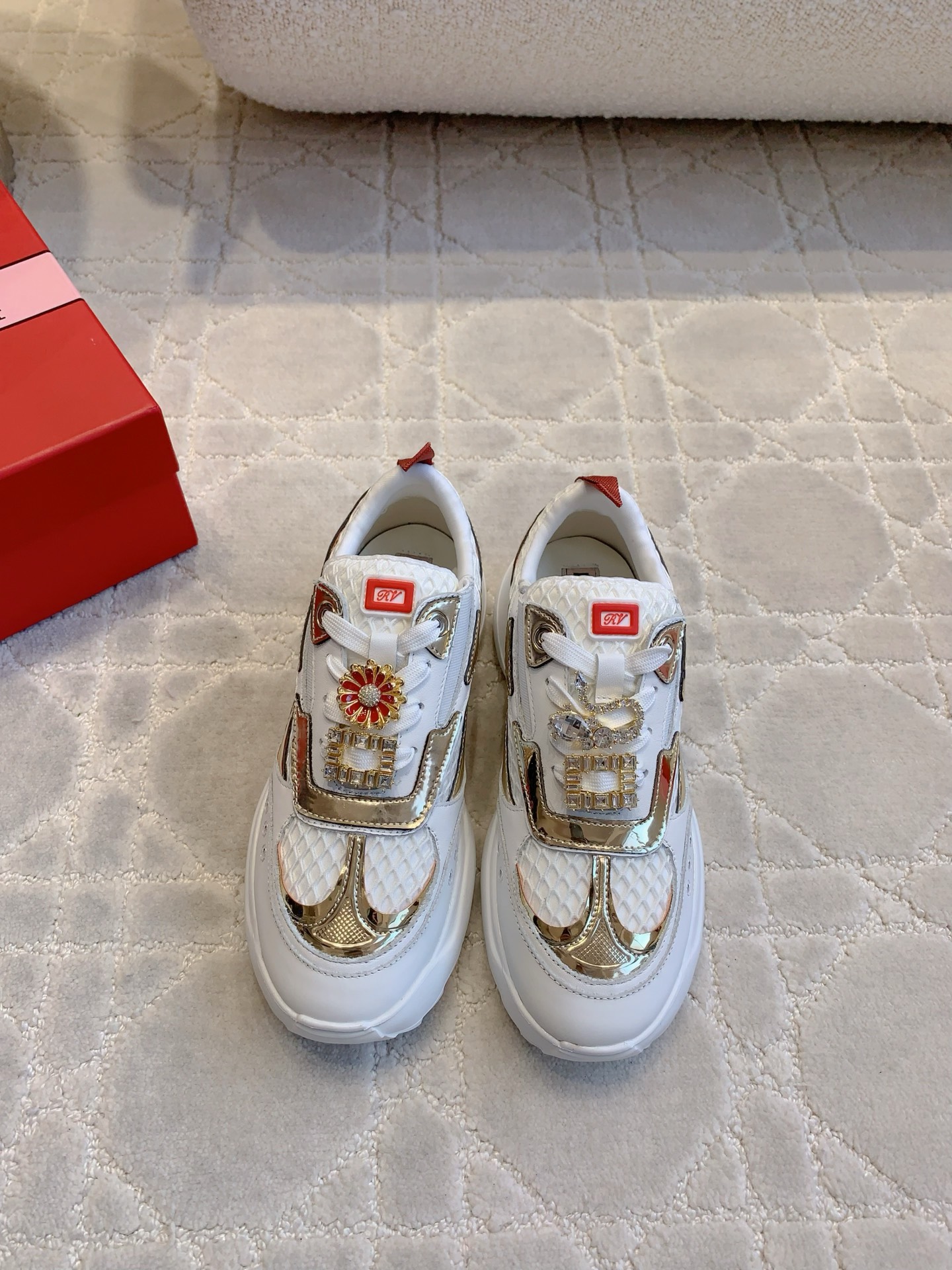 NO:168910,Limited Snake Year Diamond Buckle Roger Vivie* new diamond buckle sneakers are comfortable and sweet and lively, showing a relaxed feeling. Paired with eye-catching diamond buckles, full of high-end feeling, exquisite, luxurious and casual and beautiful. ZP purchases 1:1 Size 35-39 (customized for 40 41), casual shoes/sports shoes, roger vivier, sneakers19860909限定蛇年钻扣  Roger Vivie*新款钻扣运动鞋 舒适又不失甜美活泼 尽显松弛感 搭配夺目钻扣 高级感满满 精致奢华又休闲好看 ZP购入1:1打造 尺码35-39（40 41定做）,休闲鞋/运动鞋,roger vivier,sneakers,Women's Shoes