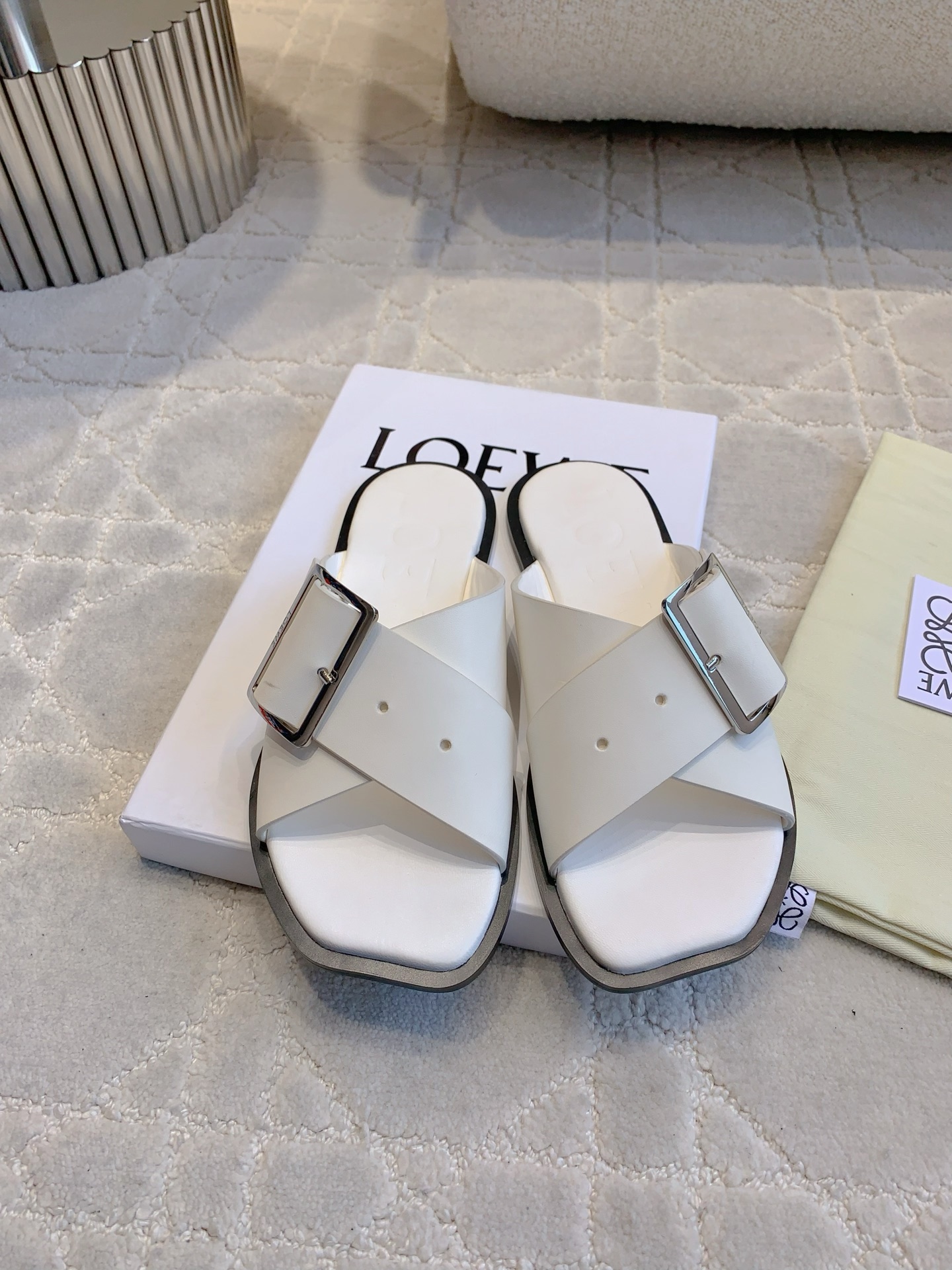 NO:174408,Loew's newest cross-buckle slippers, high-end and durable, super good-looking on the feet, can be matched at will, classic and versatile, cowhide, inner footbed sheepskin, Italian leather outsole, size 35-39 (customized for 40 41), slippers, loewe, slippers, cowhide, sheepskin, Leather soles19860909Loew*新款交叉带搭扣拖鞋 高级又耐看 上脚超好看 随意皆可搭配 经典百搭款 鞋面牛皮 内里垫脚羊皮 意大利真皮大底 尺码35-39（40 41定做）,拖鞋,loewe,slippers,cowhide,sheepskin,Leather soles,Women's Shoes