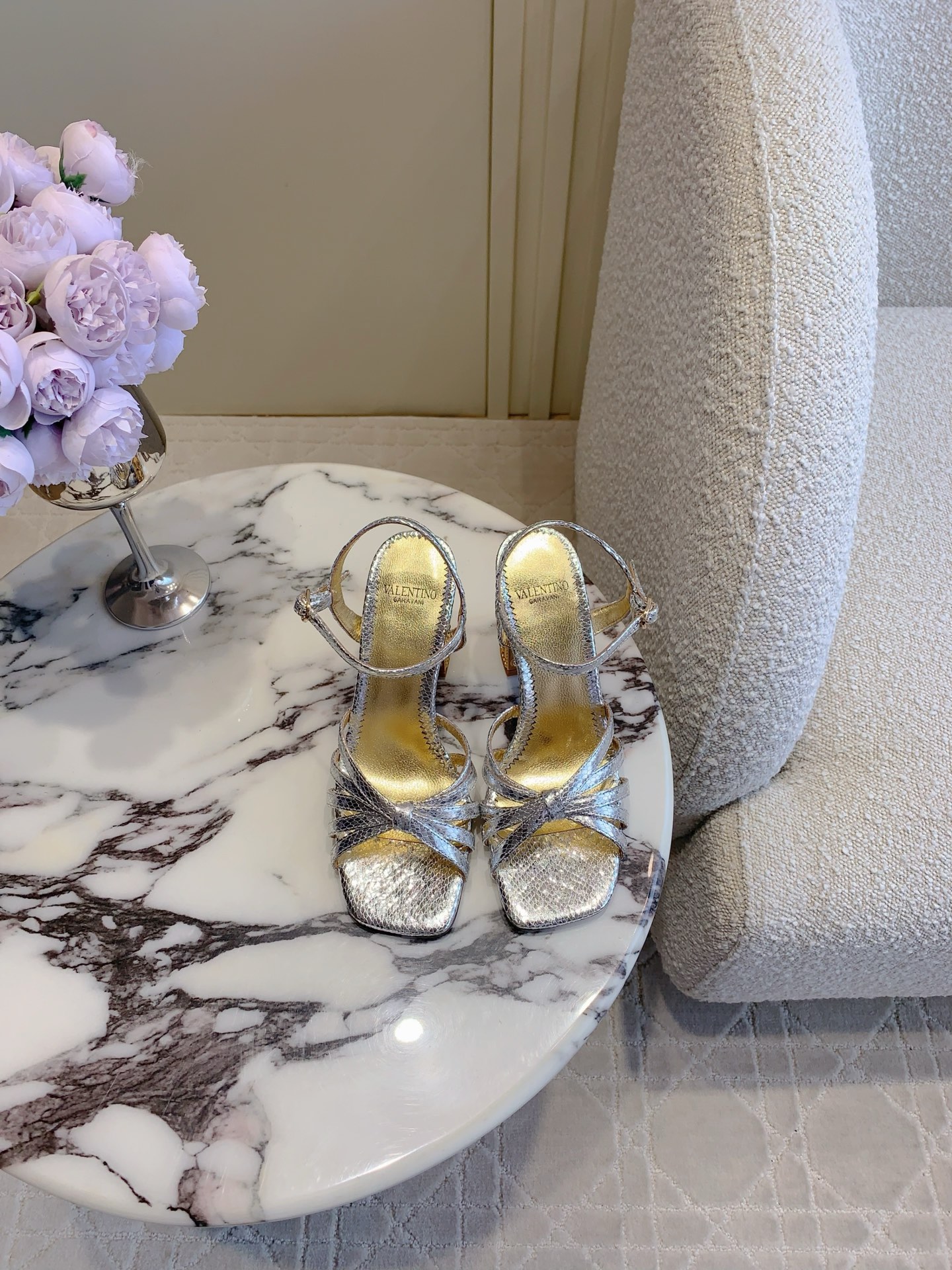 NO:174439,VALENTIN* new gem high heel sandals shine and luxurious, making people shine. It is simply a sweet and romantic perfect fit. My dream shoes. Upper silk/cowhide. Inner footbed sheepskin. Original open mold gem heel. Heel height 10cm. Italian leather outsole. Size 35-39 (40 41 42 customized). High heels. Valentino, sandals, high heels. Cowhide, sheepskin, real silk, Leather soles.19860909VALENTIN*新款宝石高跟凉鞋 闪耀奢华 让人眼前一亮 简直就是甜美浪漫的完美适配 我的梦中情鞋 鞋面真丝/牛皮 内里垫脚羊皮 原版开模宝石鞋跟 跟高10cm 意大利真皮大底 尺码35-39（40 41 42定做）,高跟鞋,valentino,sandals,high heels,cowhide,sheepskin,real silk,Leather soles,Women's Shoes