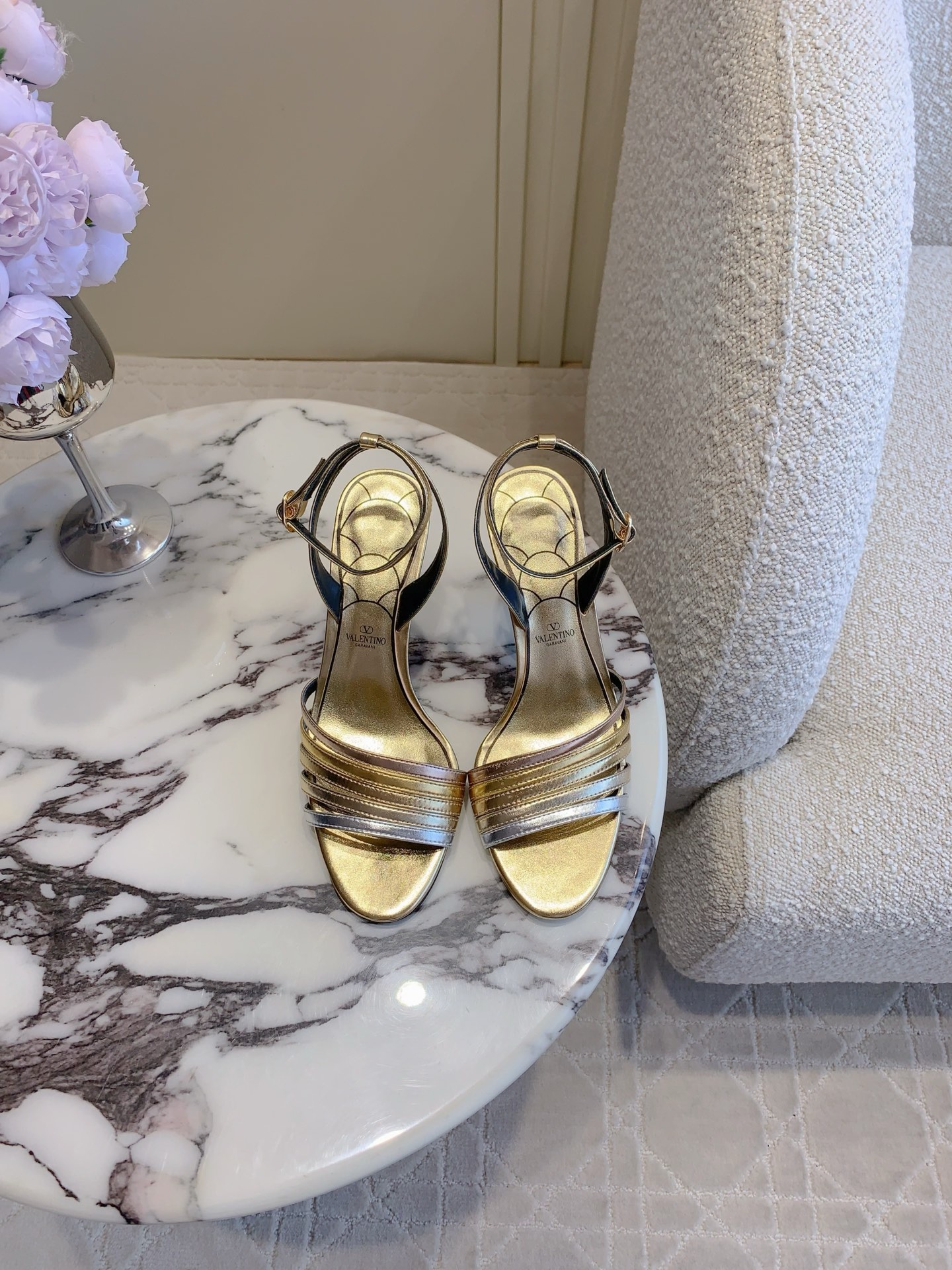 NO:174450,VALENTIN's newest rhinestone heel sandals shine and luxurious, making people shine. The thin straps show their soft temperament. They are simply the perfect match for sweet and romantic. My dream shoes. Silk upper/cowhide inner footbed sheepskin heel height 7cm Italian leather outsole size 35-39 (40 41 42 custom made), high heels, valentino, sandals, high heels, cowhide, sheepskin, real silk, Leather soles19860909VALENTIN*新款水钻跟凉鞋 闪耀奢华 让人眼前一亮 细带的拼接尽显柔美气质 简直就是甜美浪漫的完美适配 我的梦中情鞋 鞋面真丝/牛皮 内里垫脚羊皮 跟高7cm 意大利真皮大底 尺码35-39（40 41 42定做）,高跟鞋,valentino,sandals,high heels,cowhide,sheepskin,real silk,Leather soles,Women's Shoes