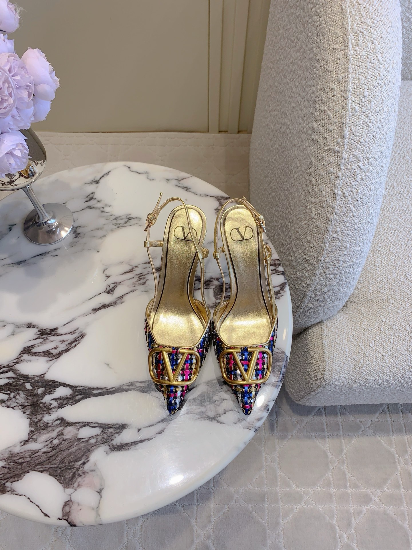 NO:174446,VALENTIN* newest braided large V-button high heels, hard to plant grass, the shoe shape is so beautiful that it is so beautiful that it is small pointed toe design with V-button elegant and exquisite upper calfskin inner footbed sheepskin Italian leather outsole heel height 7cm size 35-39 (40 41 42 custom made), high heels, valentino, high heels, cowhide, sheepskin, Leather soles19860909VALENTIN*新款编织大Ｖ扣高跟鞋 狠狠种草 鞋型美到心巴上了 小尖头设计搭配Ｖ扣 优雅精致 鞋面小牛皮 内里垫脚羊皮 意大利真皮大底 跟高7cm 尺码35-39（40 41 42定做）,高跟鞋,valentino,high heels,cowhide,sheepskin,Leather soles,Women's Shoes