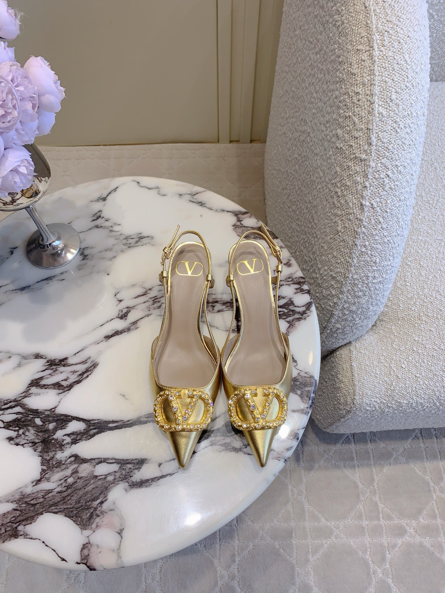 NO:174442,VALENTIN* newest diamond buckle high heels are so beautiful that the shoe shape is so beautiful that it is very beautiful. Small pointed toe design with V buckle elegant and exquisite upper calfskin inner footbed sheepskin Italian leather outsole heel height 3cm/7cm size 35-39 (40 41 42 customized), high heels, valentino, high heels, cowhide, sheepskin, Leather soles19860909VALENTIN*新款钻扣高跟鞋狠狠种草 鞋型美到心巴上了 小尖头设计搭配Ｖ扣 优雅精致 鞋面小牛皮 内里垫脚羊皮 意大利真皮大底 跟高3cm/7cm 尺码35-39（40 41 42定做）,高跟鞋,valentino,high heels,cowhide,sheepskin,Leather soles,Women's Shoes