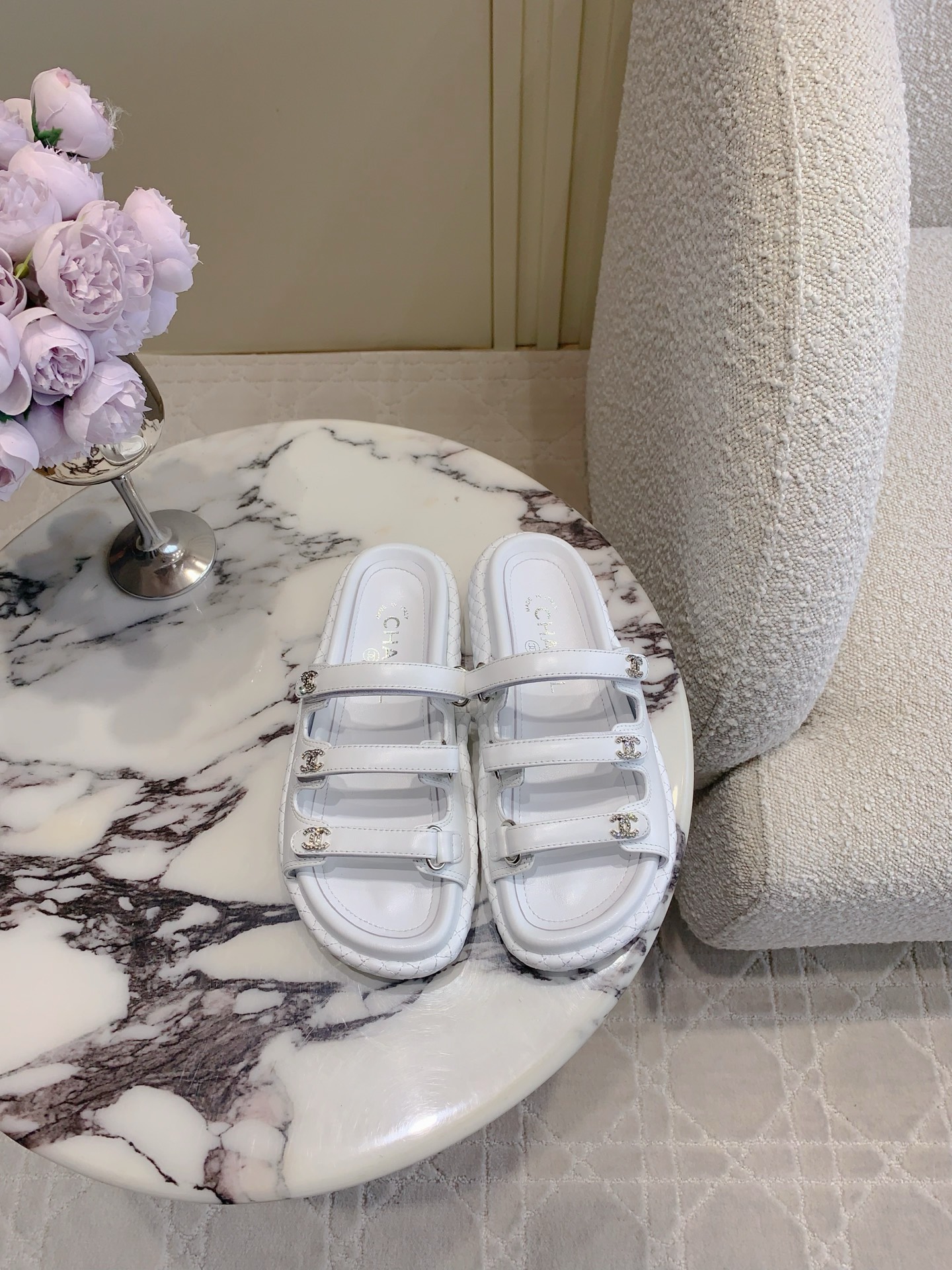 NO:164208,Slippers Sandals CHANE's latest Velcro sandals Top quality!  Three-belt Velcro design, paired with small logo diamond buckle, full of exquisiteness, the love of domestic and foreign celebrities!   Upper sheepskin ZP mold opening hardware buckle inner foot cushion original mold opening sole size 35-39 (40 41 custom made), slippers sandals, chanel, sandals, slippers, sheepskin19860909拖鞋 凉鞋  CHANE*新款魔术贴凉鞋 顶级品质！ 三带魔术贴设计 搭配小logo钻扣 精致感满满 国内外明星网红的超爱！  鞋面羊皮 ZP开模五金扣 内里垫脚羊皮 原版开模大底 码数35-39（40 41定做）,拖鞋凉鞋,chanel,sandals,slippers,sheepskin,Women's Shoes