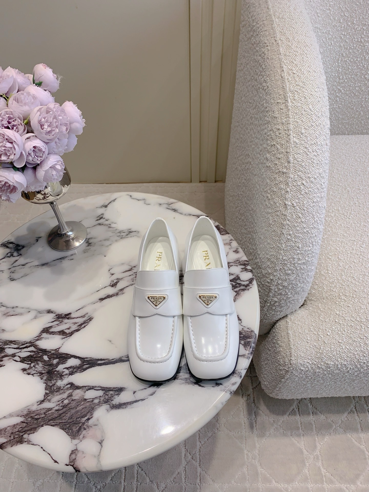 NO:252152,Top version PRAD* newest thick-heeled square-toed loafers, counter synchronized, super good foot feel, very easy to wear, any outfit can be easily controlled, retro and fashionable, original cowhide, ZP open mold triangle logo, inner footbed top mixed-bred sheepskin Italian leather outsole Heel height 4cm Size 35-39 (34 40 41 Custom made), loafers, prada, loafers, cowhide, sheepskin, Leather soles19860909顶级版本 PRAD*新款粗跟方头乐福鞋 专柜同步 脚感超好非常好穿 任何穿搭都能轻松驾驭 复古又时髦 鞋面原版牛皮 ZP开模三角标 内里垫脚顶级混种羊皮 意大利真皮大底 跟高4cm 尺码35-39（34 40 41 定做）,乐福鞋,prada,loafers,cowhide,sheepskin,Leather soles,Women's Shoes