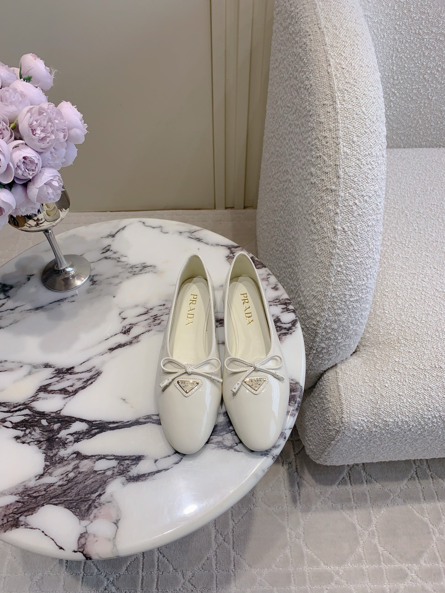 NO:252149,Top version Prad* newest bow flat shoes ballet shoes upgraded deep mouth design classic triangle logo bow decoration playful age-reducing foot feeling classic versatile model upper original cow patent leather inner foot pad sheepskin original open mold outsole size 35-39 (34 40 41 customized), ballet shoes, prada, flats, sheepskin19860909顶级版本 Prad*新款蝴蝶结平底鞋芭蕾鞋 升级深口设计 经典三角标 蝴蝶结装饰俏皮减龄 脚感舒适 经典百搭款 鞋面原版牛漆皮 内里垫脚羊皮 原版开模大底 尺码35-39（34 40 41定做）,芭蕾舞鞋,prada,flats,sheepskin,Women's Shoes