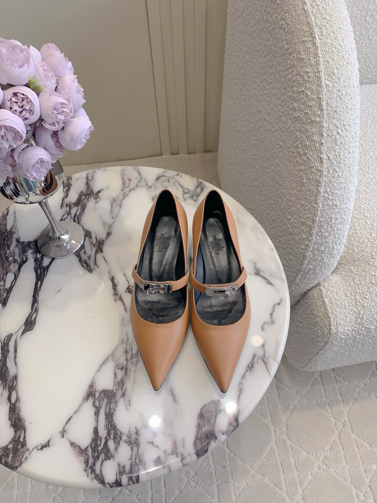 NO:382328,Herme's newest Kelly buckle pointed-toe shoes. This season is so beautiful. Super versatile and fashionable old money style. Super comfortable to wear. It feels high-end. Original calfskin on the upper. Inner footbed sheepskin Italian leather outsole. Heel height 4cm. Size 35-39 (customized for 40), single shoes, hermes, cowhide, sheepskin, Leather soles19860909Herme*新款Kelly扣尖头单鞋 这一季的美到心坎里了 超级百搭时髦的老钱风 上脚超级舒适 随意穿出高级感 鞋面原版小牛皮 内里垫脚羊皮 意大利真皮大底 跟高4cm 尺码35-39（40定做）,单鞋,hermes,cowhide,sheepskin,Leather soles,Women's Shoes