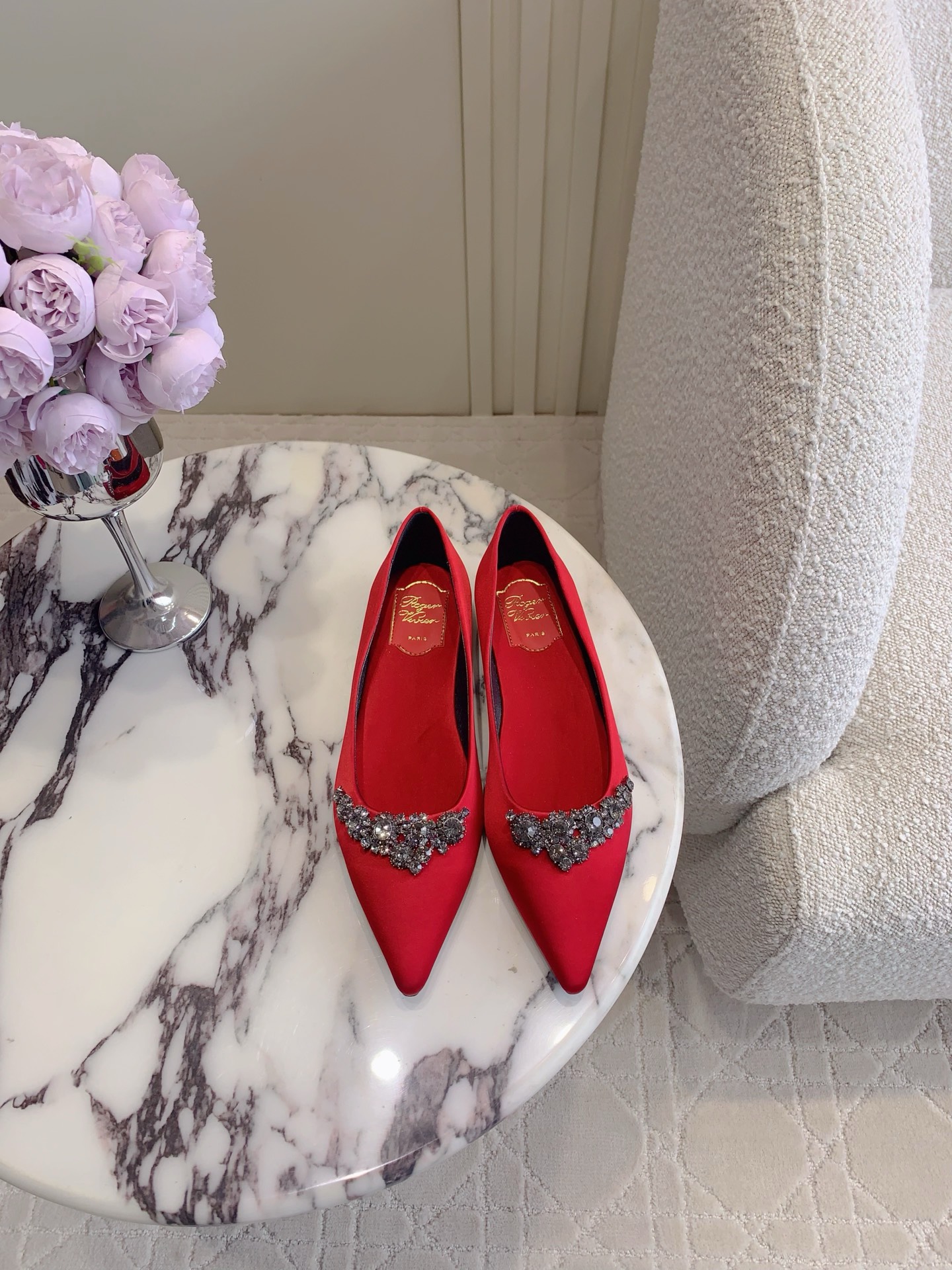 NO:252194,Roger Vivie's newest flower diamond single shoes, elegant and exquisite, comfortable feet, sweet and ladylike style, exquisite and age-reducing upper silk / Gret flashing face inner sheepskin footbed silk Italian leather outsole Heel high flat sole/7cm Size 35-39 (34 40 custom made), single shoes, roger vivier, sheepskin, real silk, Leather soles19860909Roger Vivie*新款花钻单鞋 优雅精致 脚感舒适 甜美淑女风 上脚精致又减龄 鞋面真丝/格力特闪面 内里羊皮 垫脚真丝 意大利真皮大底 跟高平底/7cm 尺码35-39（34 40定做）,单鞋,roger vivier,sheepskin,real silk,Leather soles,Women's Shoes