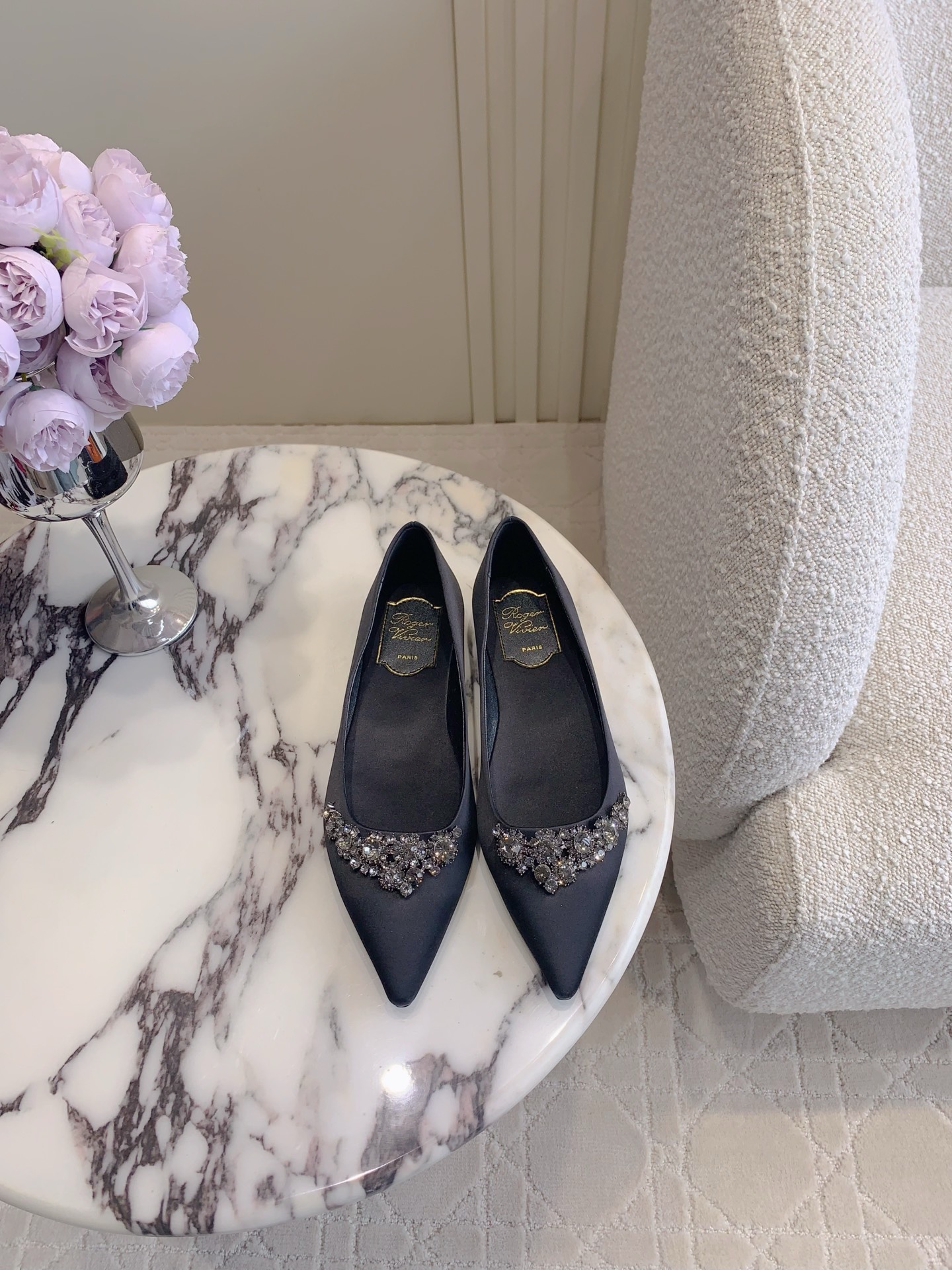 NO:252191,Roger Vivie's newest flower diamond single shoes, elegant and exquisite, comfortable feet, sweet and ladylike style, exquisite and age-reducing upper silk / Gret flashing face inner sheepskin footbed silk Italian leather outsole Heel high flat sole/7cm Size 35-39 (34 40 custom made), single shoes, roger vivier, sheepskin, real silk, Leather soles19860909Roger Vivie*新款花钻单鞋 优雅精致 脚感舒适 甜美淑女风 上脚精致又减龄 鞋面真丝/格力特闪面 内里羊皮 垫脚真丝 意大利真皮大底 跟高平底/7cm 尺码35-39（34 40定做）,单鞋,roger vivier,sheepskin,real silk,Leather soles,Women's Shoes