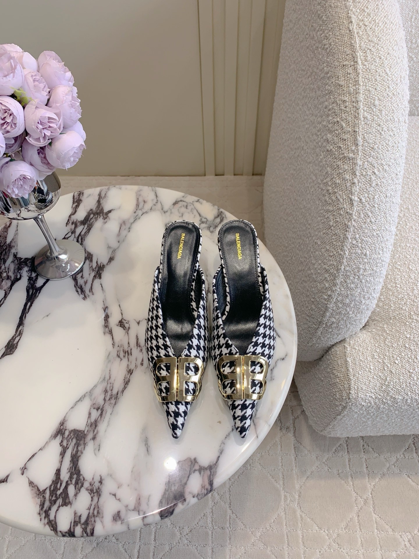 NO:225235,Balancing* classic high heeled muller half slippers Small pointed toe design elongate leg lines Classic double B-buckle decoration atmospheric and durable upper calfskin/silk/velvet inner footbed sheepskin Italian leather outsole Heel height 4cm Size 35-39 (34 40 41 42 43 Customized), semi-trail, slippers, cowhide, sheepskin, real silk, Leather soles19860909Balancing*经典款高跟穆勒半拖鞋 小尖头设计拉长腿部线条 经典双B扣装饰大气又耐看 鞋面小牛皮/真丝/天鹅绒 内里垫脚羊皮 意大利真皮大底 跟高4cm 尺码35-39（34 40 41 42 43定制）,半拖,slippers,cowhide,sheepskin,real silk,Leather soles,Women's Shoes