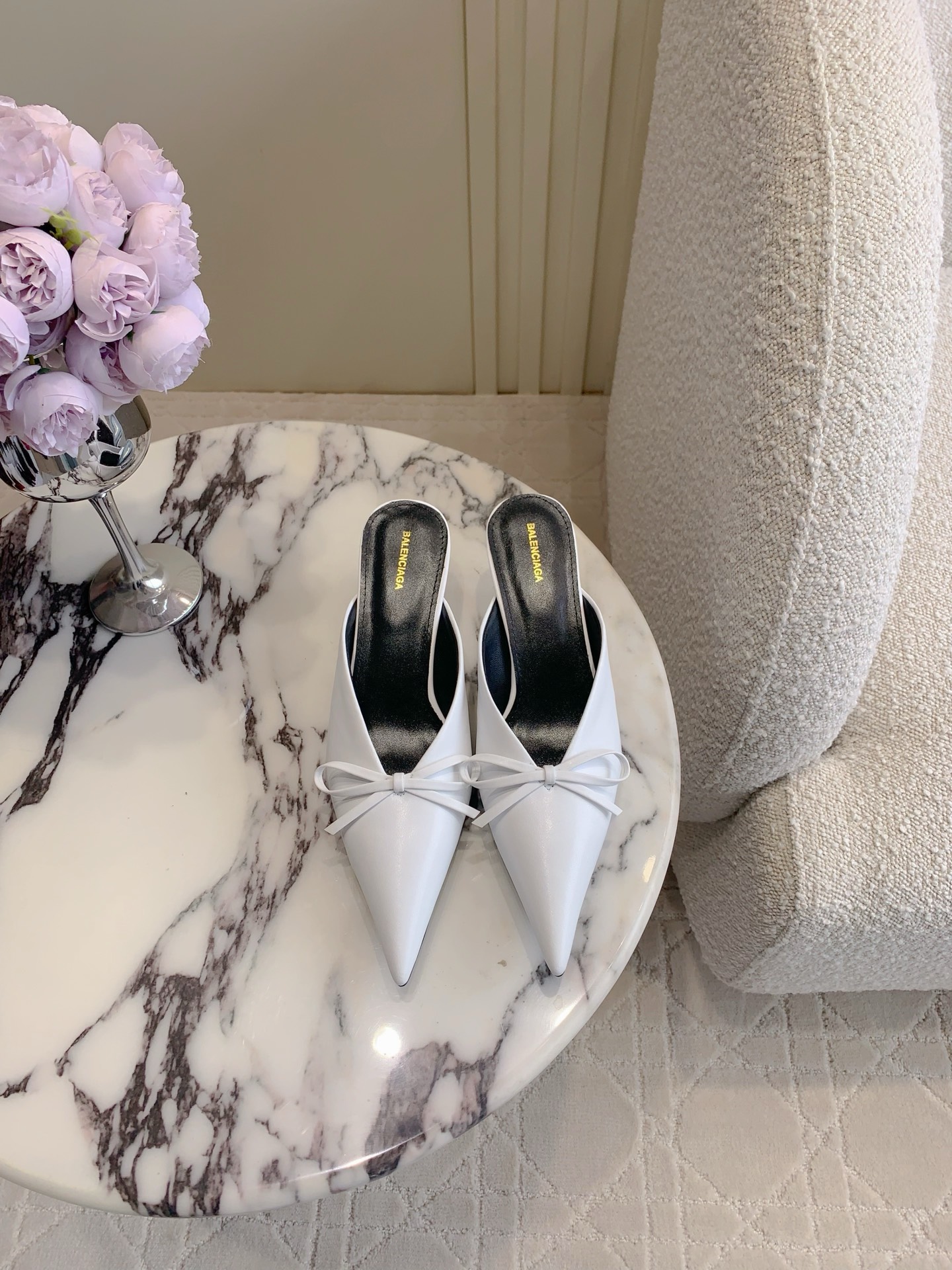 NO:225230,Balancing* classic high heeled muller half slippers Small pointed toe design elongate the leg lines The bow decoration adds a bit of sweetness and cuteness Upper silk/cowhide inner foot pad sheepskin Italian leather outsole Heel height 4cm Size 35-39 (34 40 41 42 43 Customized), semi-trail, slippers, cowhide, sheepskin, real silk, Leather soles19860909Balancing*经典款高跟穆勒半拖鞋 小尖头设计拉长腿部线条 蝴蝶结装饰增添几分甜美可爱 鞋面真丝/牛皮 内里垫脚羊皮 意大利真皮大底 跟高4cm 尺码35-39（34 40 41 42 43定做）,半拖,slippers,cowhide,sheepskin,real silk,Leather soles,Women's Shoes