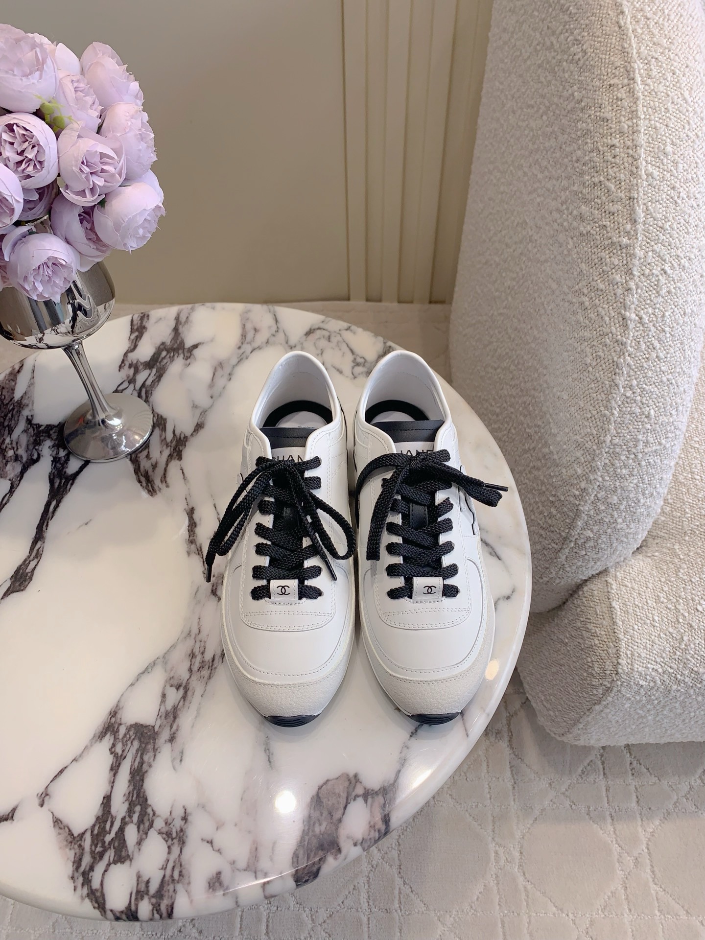 NO:233780,CHANE's newest leather sneakers Coco must-have for girls. You can always trust the Chanel designer's vision. The foot is absolutely perfect. Comfortable. No pressure on the foot. Size 35-39 (customized for 40), casual shoes/sports, chanel, chanel, sneakers19860909CHANE*新款皮面运动鞋 Coco女孩必入 永远可以相信香奈儿设计师的眼光 上脚绝绝子 舒适度满分 上脚无压力 尺码35-39（40定做）,休闲鞋/运动鞋,chanel,chanel,sneakers,Women's Shoes