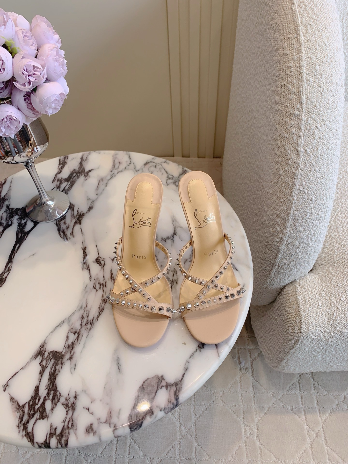 NO:233774,Christian Loubouti* New rivet red-soled high-heeled slippers Wild and sexy beauty Smooth curves outline the graceful style Showing sexy style A thousand-year classic model Upper original rivets with sheepskin inner foot padding Original imported AR1 top-grade leather outsole Heel height 9.5cm Size 35-39 (customized for 34.40.41.42.43), slippers, slippers, sheepskin, Leather soles19860909Christian Loubouti* 新款铆钉红底高跟拖鞋 野性与性感之美 流畅的曲线勾勒曼妙风情 尽显性感风姿 万年经典款 鞋面羊皮原版铆钉 内里垫脚羊皮 原版进口AR1顶级真皮大底 跟高9.5cm 尺码35-39（34.40.41.42.43定做）,拖鞋,slippers,sheepskin,Leather soles,Women's Shoes