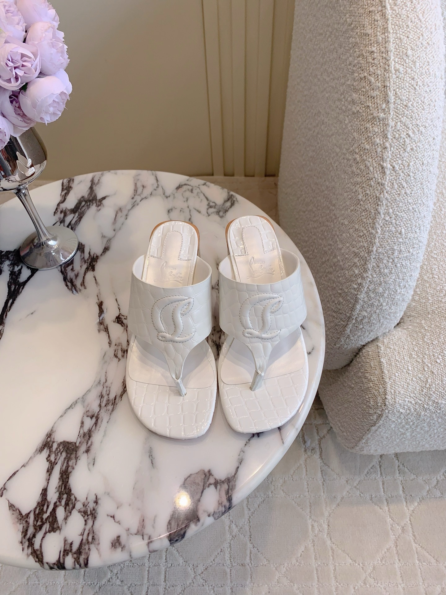 NO:233778,Christian Loubouti* newest crocodile pattern thick heel clip-toed slippers Simple and versatile style Easy to wear without tiring your feet Upper cowhide inner foot pad sheepskin Italian genuine leather outsole Heel height 7.5cm Size 35-39 (34 40 41 42 43 Custom made), slippers, slippers, cowhide, sheepskin, Leather soles19860909Christian Loubouti*新款鳄鱼纹粗跟夹趾拖鞋 简约百搭款 好穿不累脚 鞋面牛皮 内里垫脚羊皮 意大利真皮大底 跟高7.5cm 尺码35-39（34 40 41 42 43定做）,拖鞋,slippers,cowhide,sheepskin,Leather soles,Women's Shoes