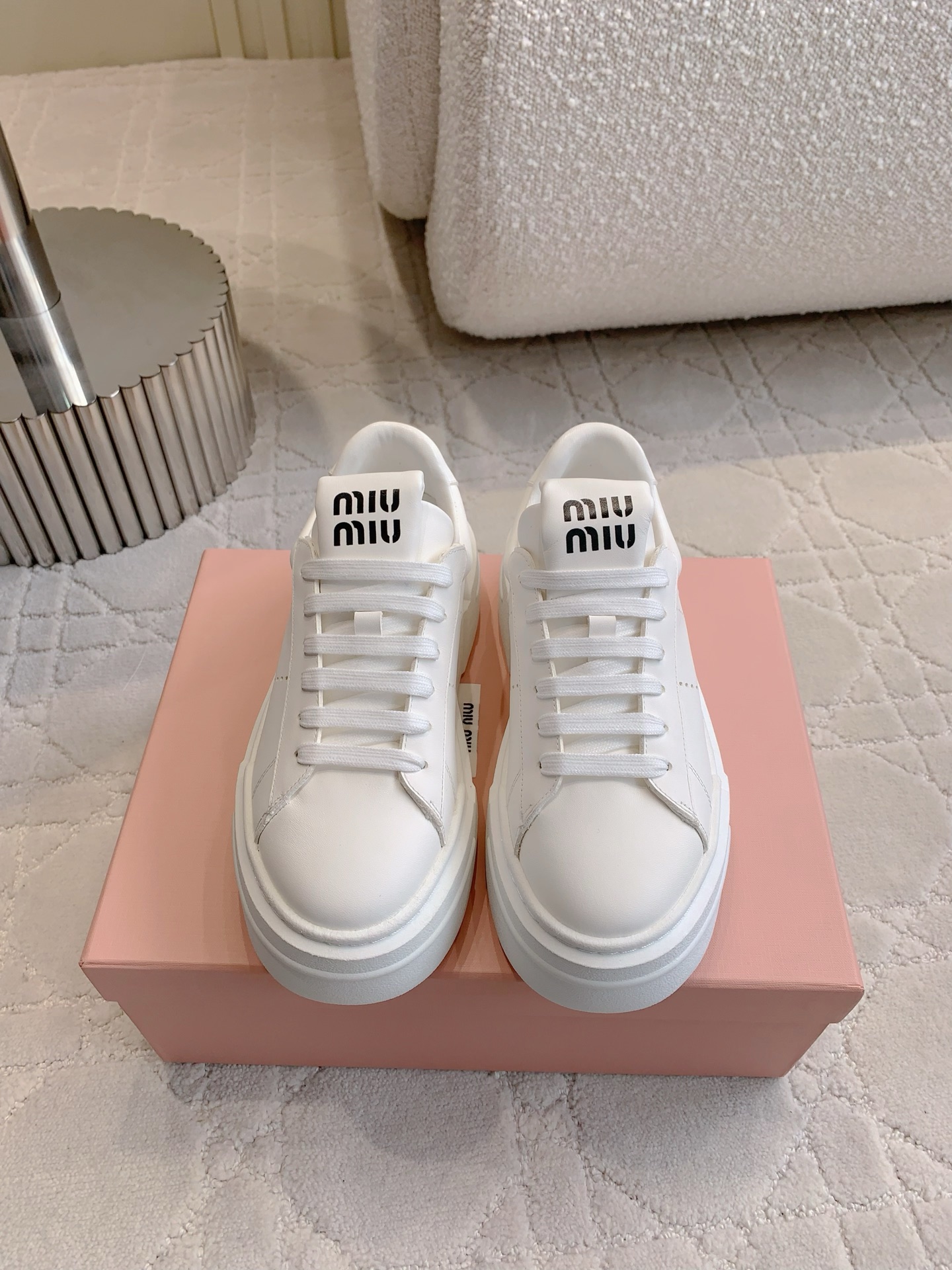 NO:233875,Top version of miu new thick-soled white shoes. It looks so good on the feet. Close your eyes and can be used in all kinds of outfits. It is versatile and comfortable. It can be matched all year round. Cowhide upper, cowhide inner footbed, original open molded sole. Size 35-39, casual shoes/sports shoes, miumiu, sneakers, cowhide19860909顶级版本 miu 新款厚底小白鞋 上脚太好看啦 闭眼入 各种穿搭都能驾驭 百搭又舒适 一年四季都能搭配 鞋面牛皮 内里垫脚牛皮 原版开模大底 尺码35-39,休闲鞋/运动鞋,miumiu,sneakers,cowhide,Women's Shoes