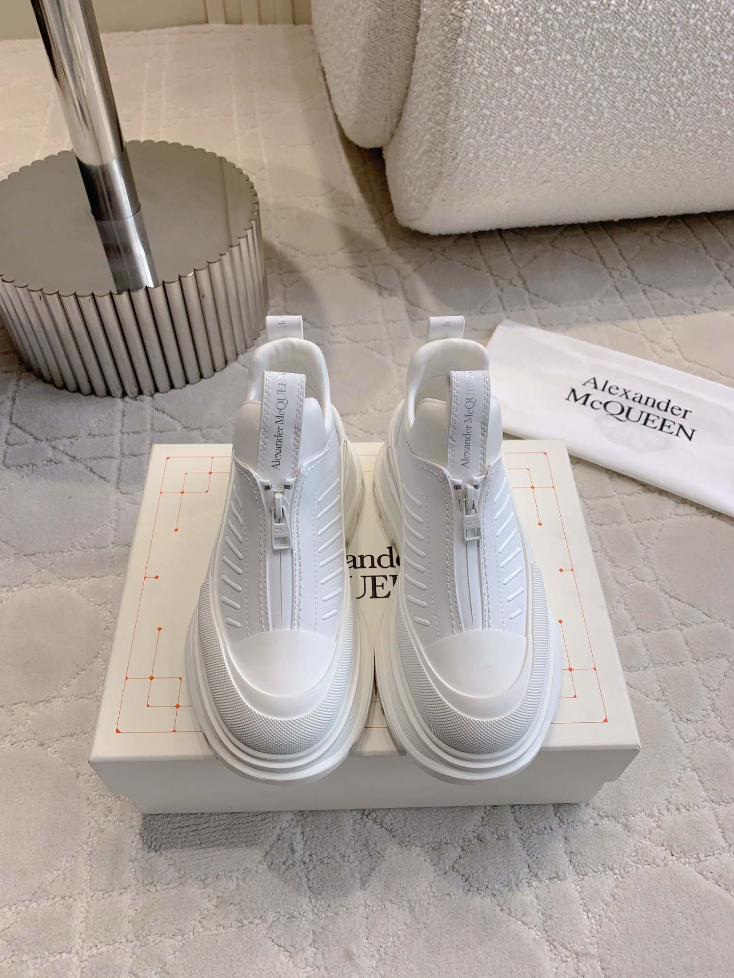 NO:233860,Women's model men's model top version Alexander McQuee* new mecha style zipper thick sole high top shoes cool and cool, same style for men and women, classic and versatile style, super thin legs and long legs, upper cowhide All details Z:1 footbed cowhide original mold open sole Women's size 35-39 (40 custom made) Men's model 40-45 (39 custom made), casual shoes/sneakers, cowhide19860909女款 男款 顶级版本 Alexander McQuee*新款机甲风拉链厚底高帮鞋 又酷又飒 男女同款 经典百搭款 上脚超级显腿细腿长 鞋面牛皮 全部细节Z:1 垫脚牛皮 原版开模大底 女码35-39（40定做）男款40-45（39定做）,休闲鞋/运动鞋,sneakers,cowhide,Women's Shoes