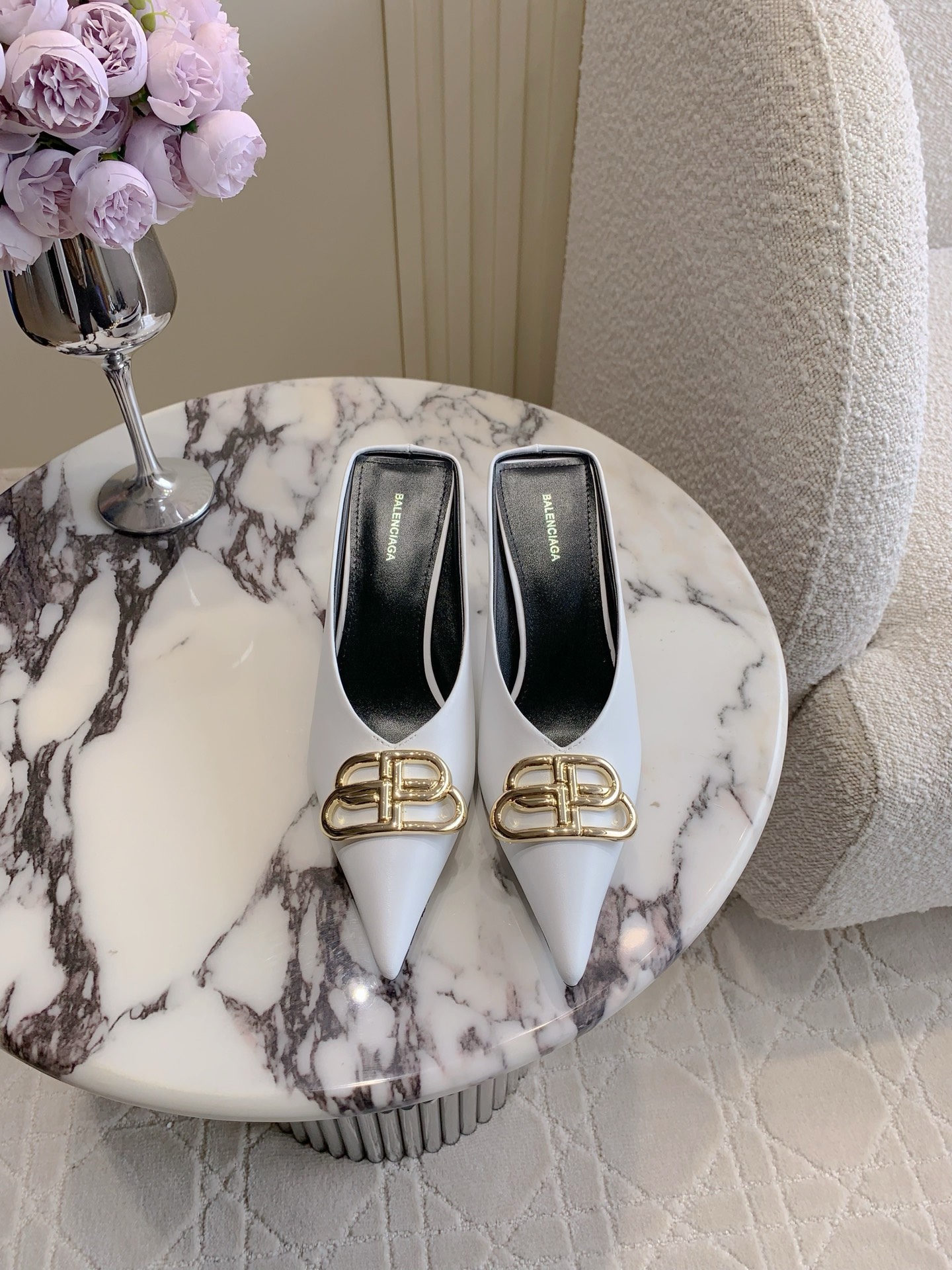 NO:225238,Balancing* classic high heeled muller half slippers Small pointed toe design elongate leg lines Classic double B-buckle decoration atmospheric and durable upper calfskin inner footbed sheepskin Italian leather outsole Heel height 7cm Size 35-39 (34 40 41 42 43 Customized), semi-trail, slippers, cowhide, sheepskin, Leather soles19860909Balancing*经典款高跟穆勒半拖鞋 小尖头设计拉长腿部线条 经典双B扣装饰大气又耐看 鞋面小牛皮 内里垫脚羊皮 意大利真皮大底 跟高7cm 尺码35-39（34 40 41 42 43定制）,半拖,slippers,cowhide,sheepskin,Leather soles,Women's Shoes