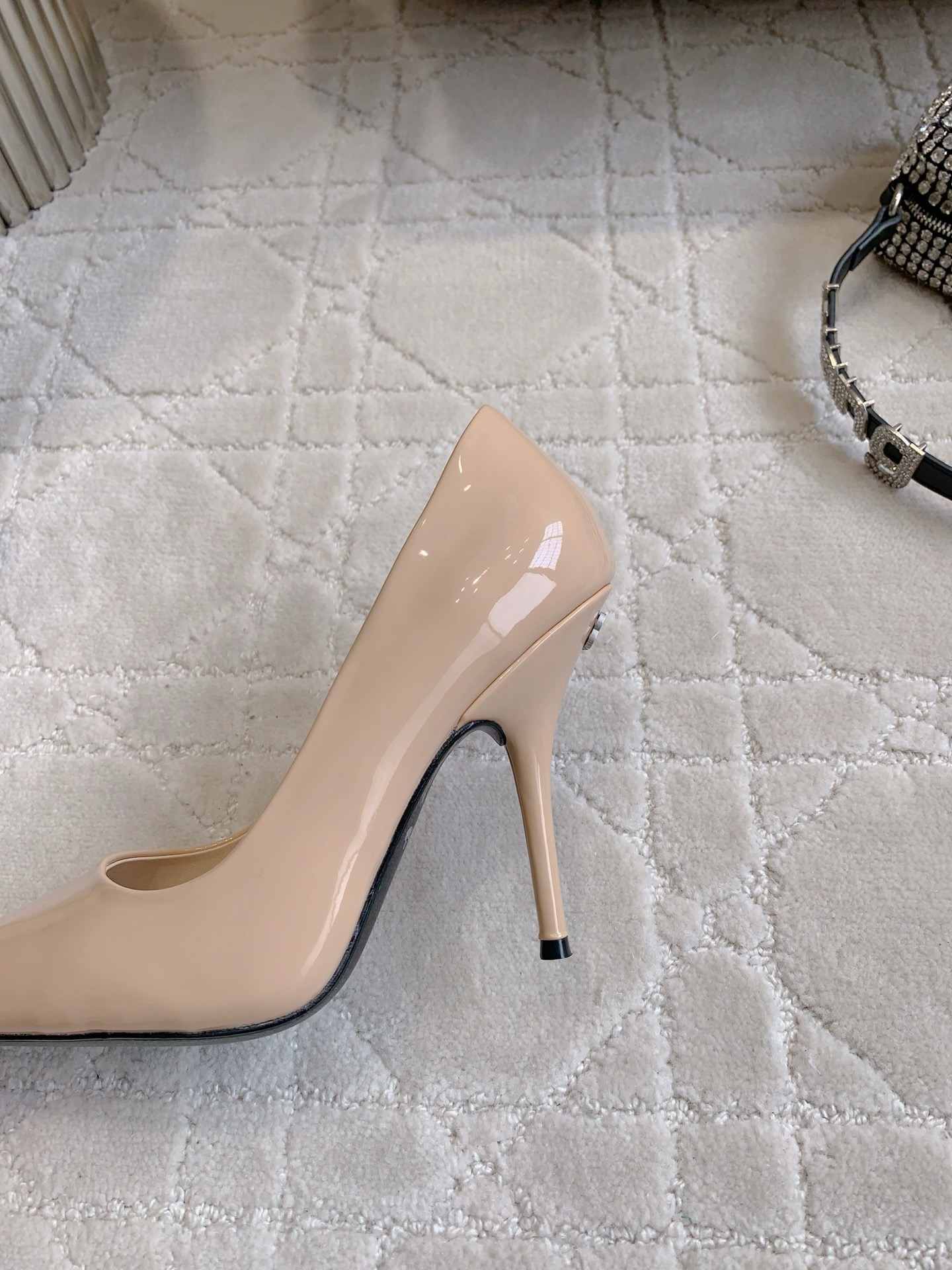 “672.Balancing’s New Paint-Skin-Head Heel Heels Review: Stylish Design and Comfort” - 图片 7