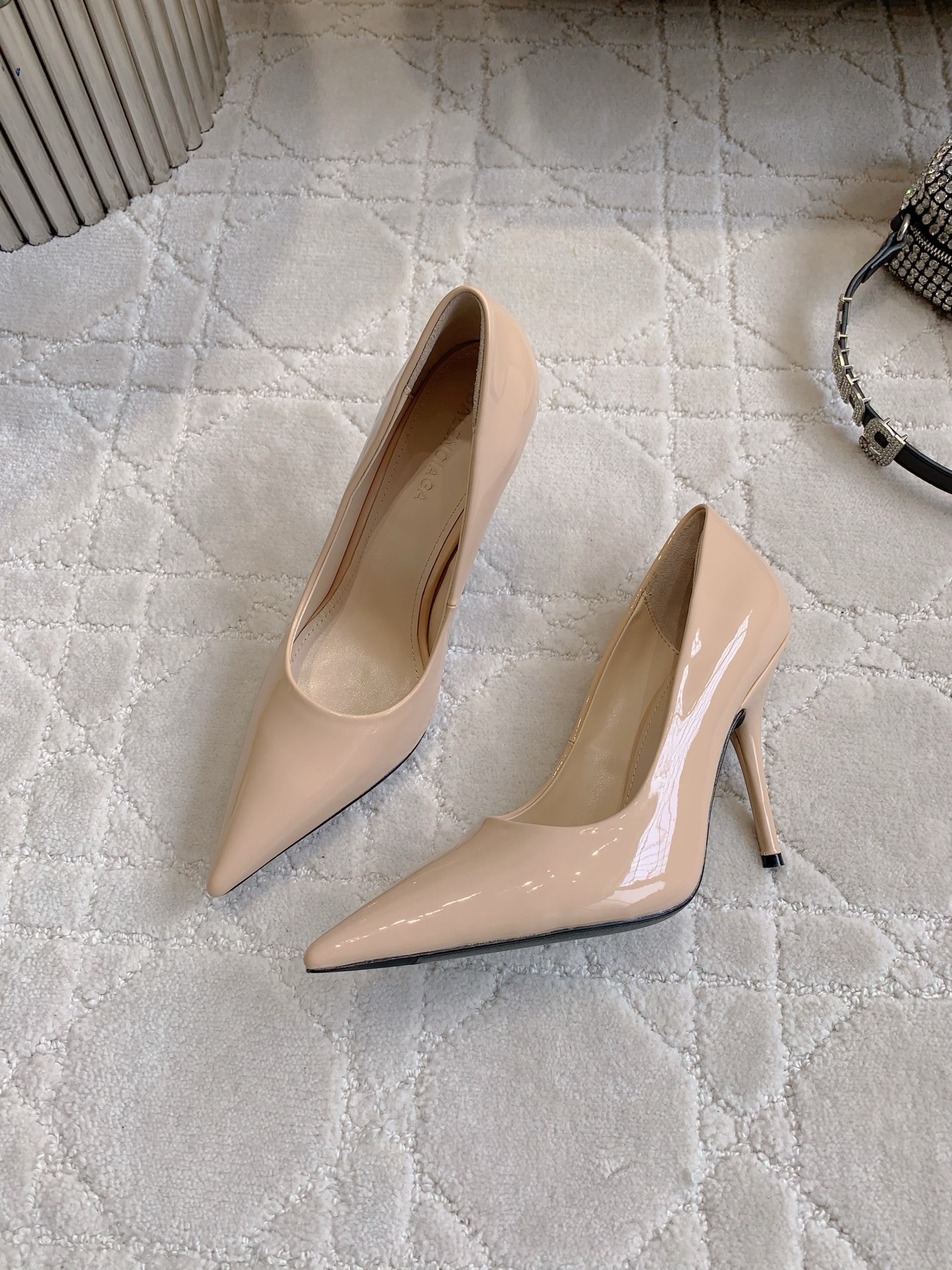 “672.Balancing’s New Paint-Skin-Head Heel Heels Review: Stylish Design and Comfort” - 图片 4