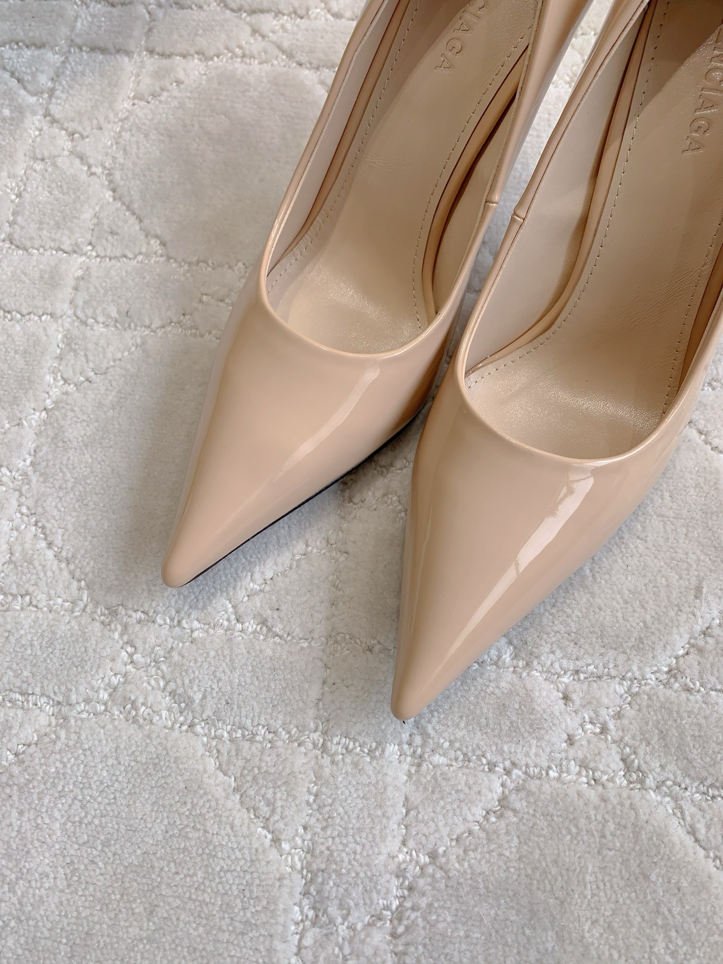 “672.Balancing’s New Paint-Skin-Head Heel Heels Review: Stylish Design and Comfort” - 图片 5