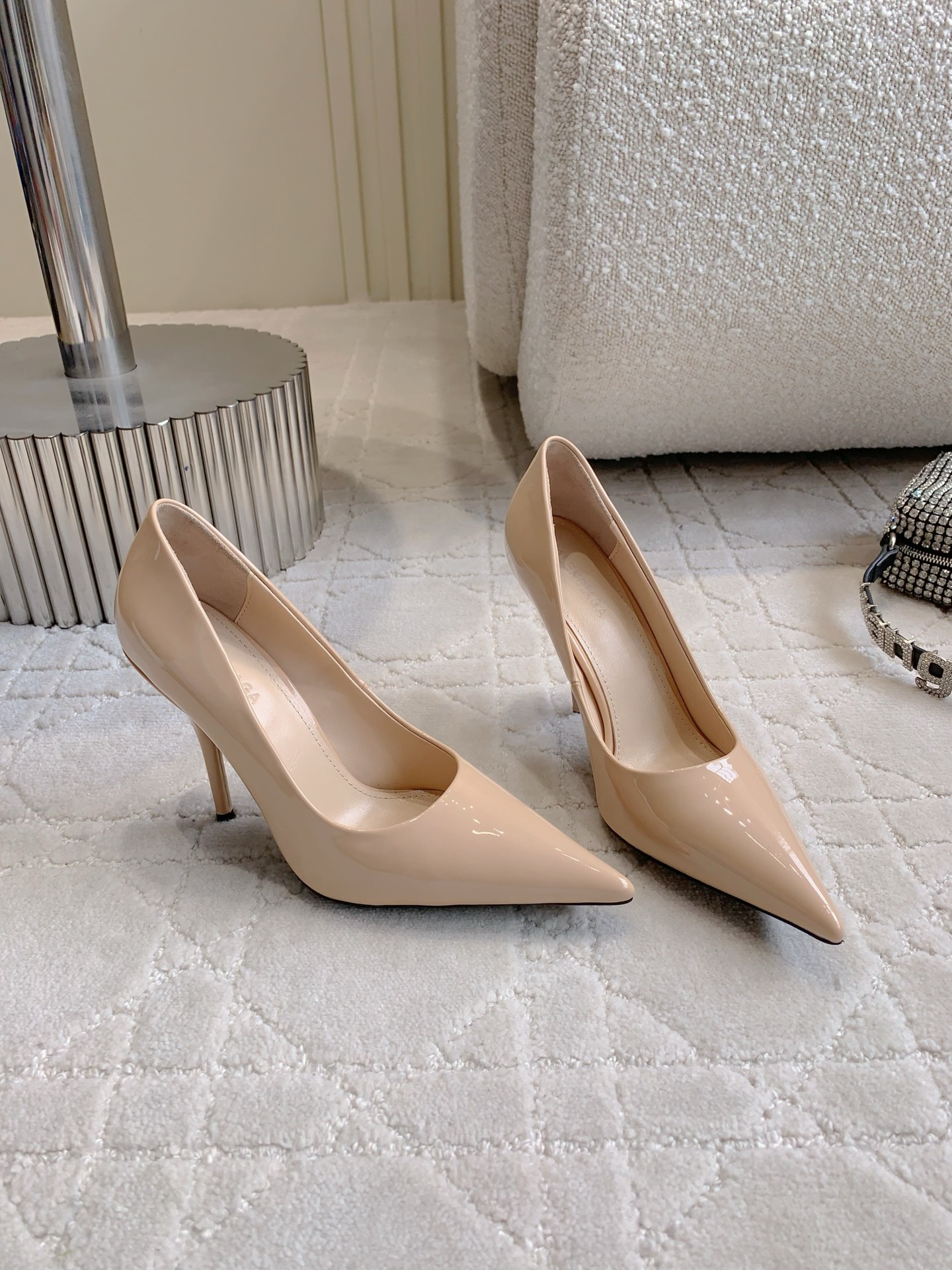 “672.Balancing’s New Paint-Skin-Head Heel Heels Review: Stylish Design and Comfort” - 图片 1