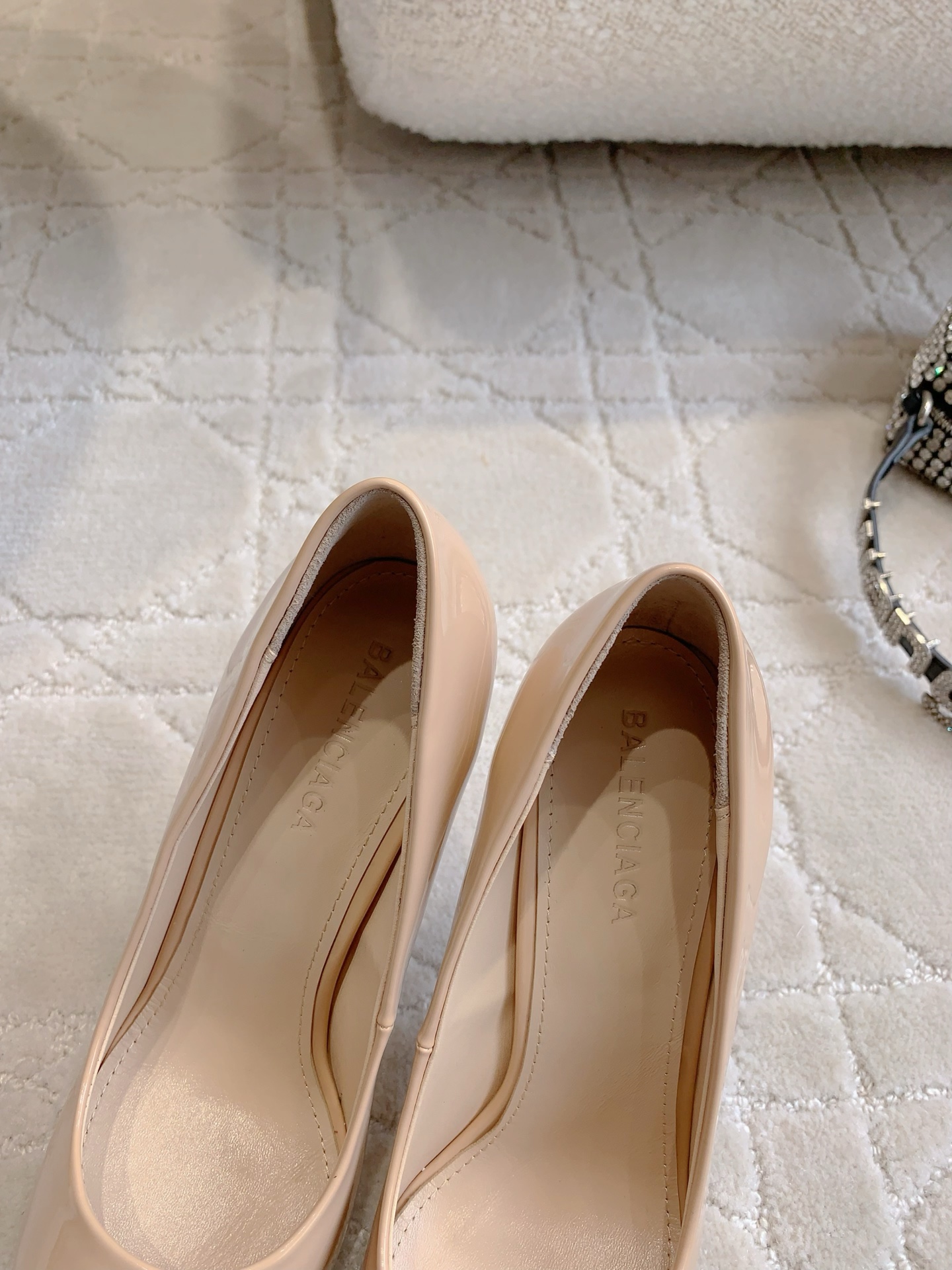 “672.Balancing’s New Paint-Skin-Head Heel Heels Review: Stylish Design and Comfort” - 图片 6