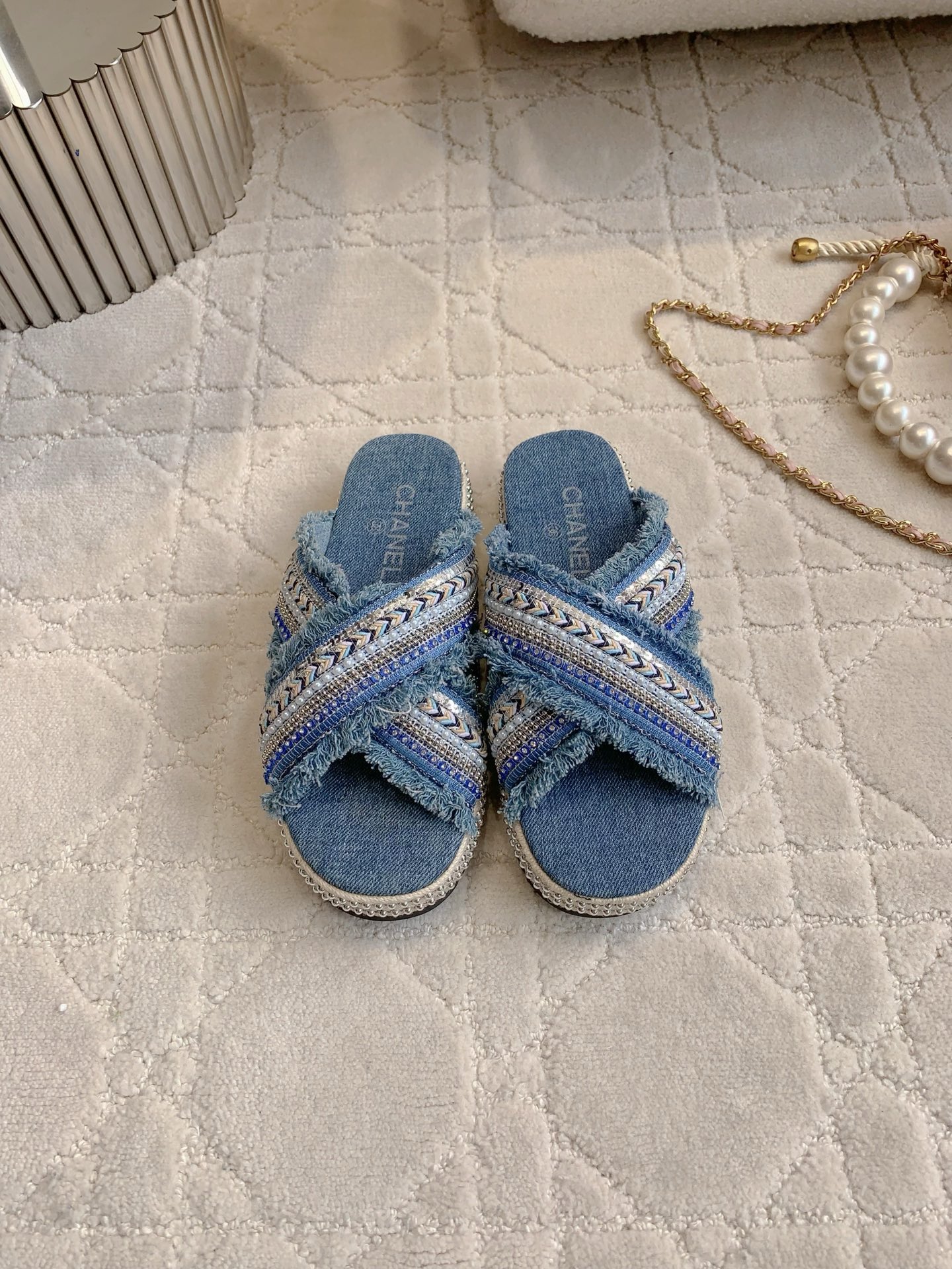 NO:252051,CHANE's latest denim woven slippers, classic and versatile style, very comfortable feet, can be used for any outfit Size 35-39 (customized for 40 41), slippers, chanel, slippers19860909CHANE*新款牛仔编织拖鞋 经典百搭款 脚感非常舒适 任何穿搭都可以驾驭 尺码35-39（40 41定做）,拖鞋,chanel,slippers,Women's Shoes