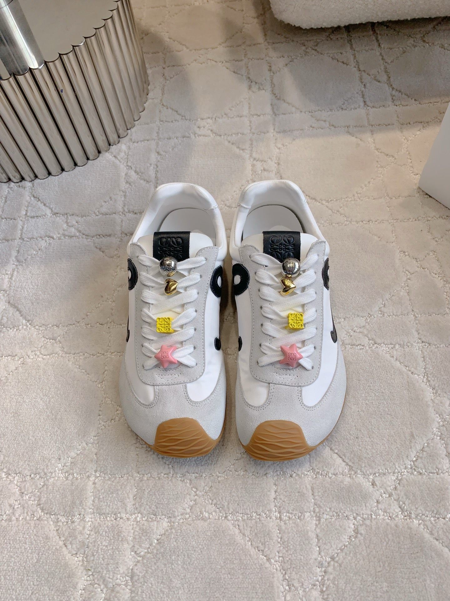 NO:230169,(15 buttons) Loew* newest Ballet Runner 2.0 German training shoes casual shoes. The buttons can be combined freely. The foot feel is super comfortable. No pressure to match. No need to match. Slack and fashionable. Original purchase and development. Details comparison counter. Upper cowhide nylon cloth. Stepping cowhide. Original open molded outsole. Size 35-39 (customized for 40), casual shoes/sports shoes, loewe, sneakers, cowhide19860909（扣子15） Loew*新款Ballet Runner 2.0德训鞋休闲鞋 扣子可自由组合 脚感超级舒适 搭配什么风格都毫无压力 松弛又时髦  原版购入打版开发 细节对比专柜 鞋面牛皮拼接尼龙布 垫脚牛皮 原版开模大底 尺码尺码35-39（40定做）,休闲鞋/运动鞋,loewe,sneakers,cowhide,Women's Shoes