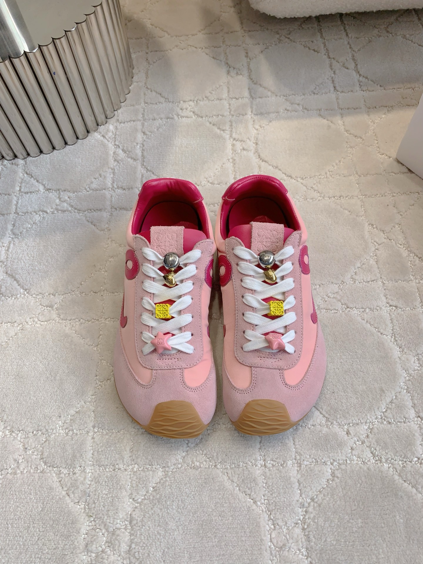 NO:230174,(15 buttons) Loew* newest Ballet Runner 2.0 German training shoes casual shoes. The buttons can be combined freely. The foot feel is super comfortable. No pressure to match. No need to match. Slack and fashionable. Original purchase and development. Details comparison counter. Upper cowhide nylon cloth. Stepping cowhide. Original open molded outsole. Size 35-39 (customized for 40), casual shoes/sports shoes, loewe, sneakers, cowhide19860909（扣子15） Loew*新款Ballet Runner 2.0德训鞋休闲鞋 扣子可自由组合 脚感超级舒适 搭配什么风格都毫无压力 松弛又时髦  原版购入打版开发 细节对比专柜 鞋面牛皮拼接尼龙布 垫脚牛皮 原版开模大底 尺码尺码35-39（40定做）,休闲鞋/运动鞋,loewe,sneakers,cowhide,Women's Shoes