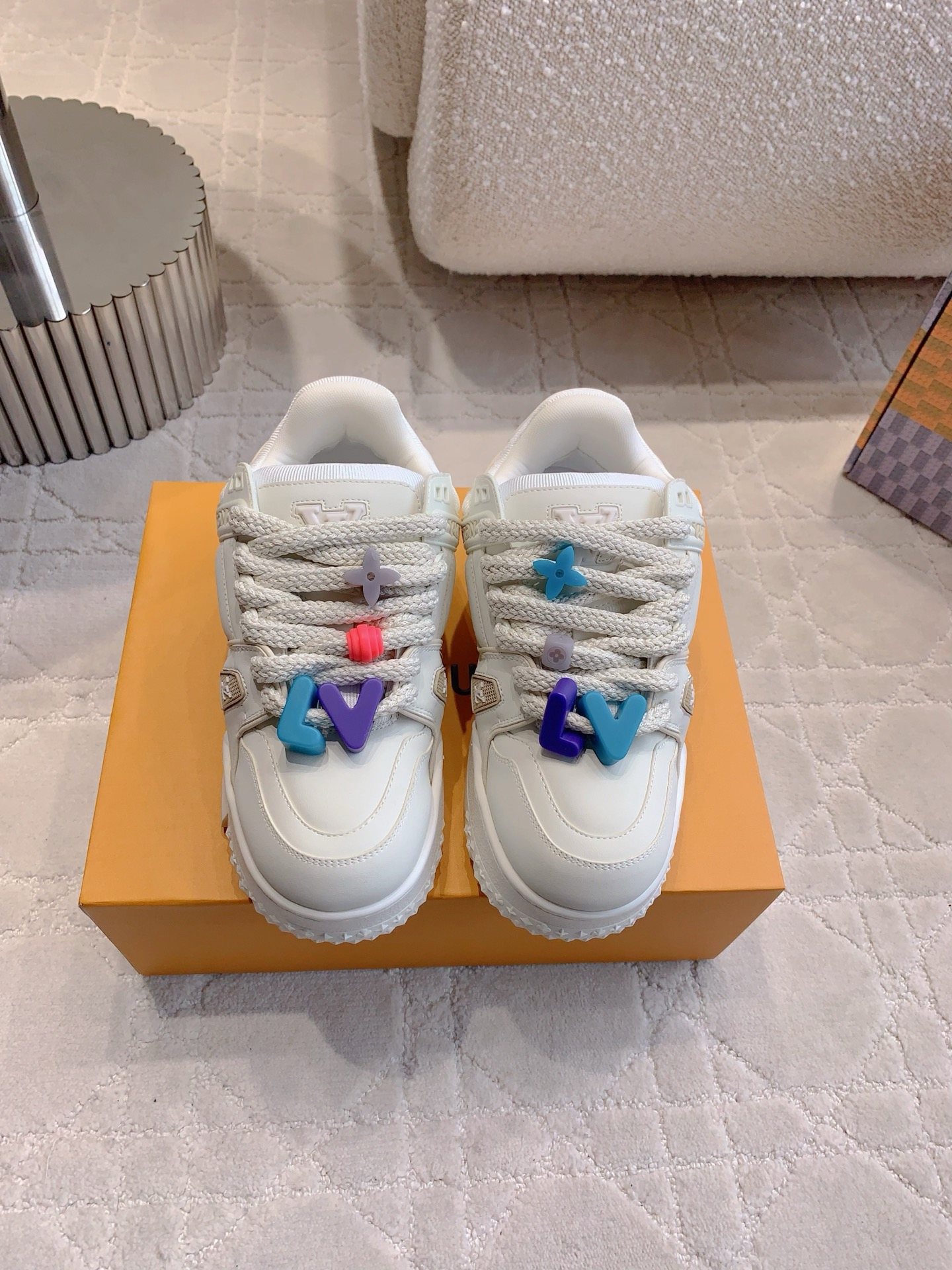 NO:230161,Louis Vuitt* Xiaopang Ding casual shoes, buttons can be combined freely, exclusive LOVE components, Pangpang's shoe shape comes with cute filter, contrast trainer increases a lot, super thin legs and long legs, absolutely beautiful, original purchase and version development, details comparison counter, women's size 35-39 (40 custom made) men's size 39-44 (45 custom made), casual shoes/sports shoes, louis vuitton, sneakers19860909Louis Vuitt*小胖丁休闲鞋 扣子可自由组合 专属的LOVE组件 胖胖的鞋型自带呆萌滤镜 对比trainer增高很多 上脚超显腿细腿长 绝绝子好看 原版购入打版开发 细节对比专柜  女码35-39（40定做）男码39-44（45定做）,休闲鞋/运动鞋,louis vuitton,sneakers,Women's Shoes