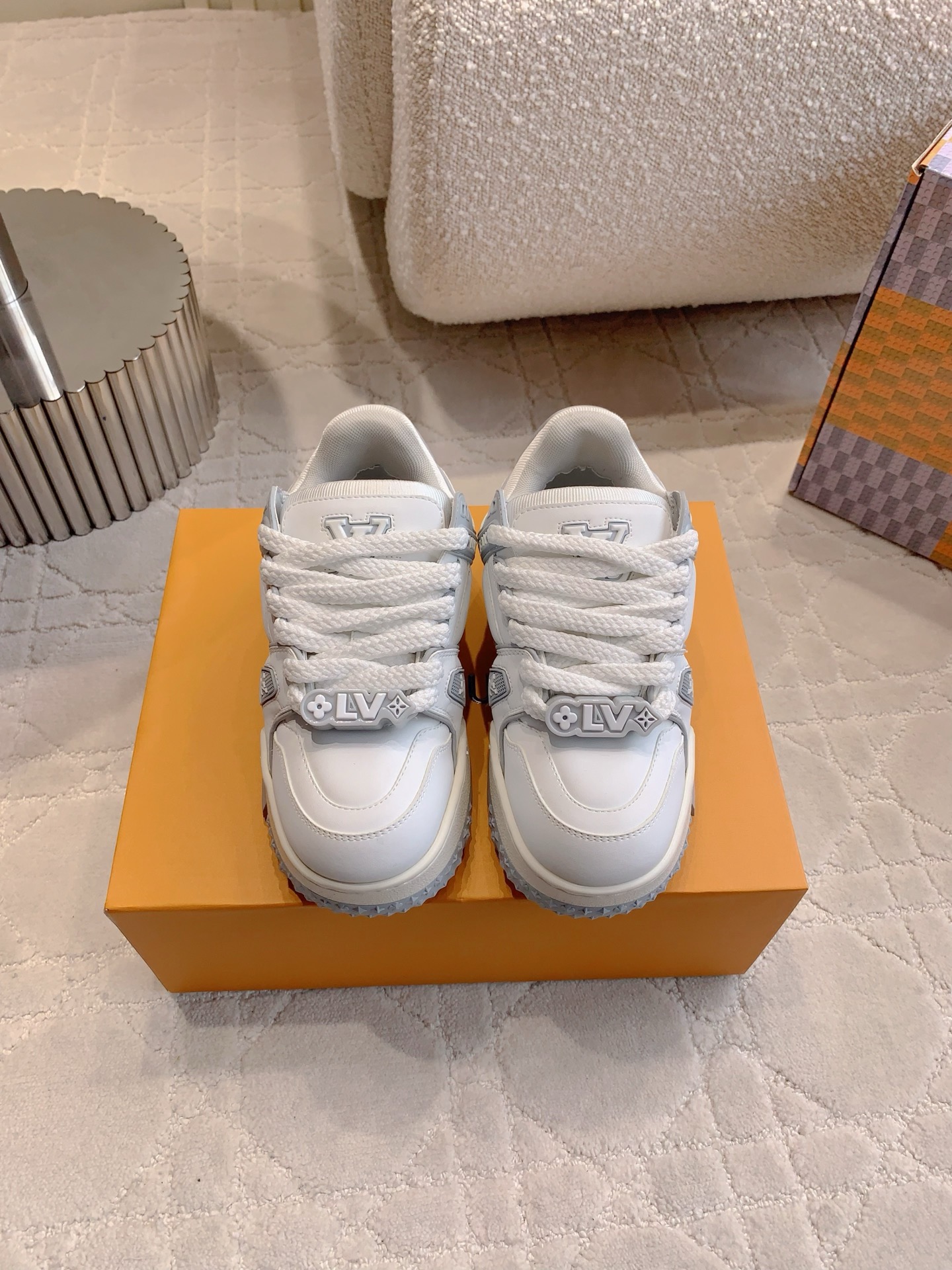 NO:230155,Louis Vuitt* Xiaopang Ding casual shoes. The shoe shape comes with cute filter. The comparison trainer has a lot of heightening. The legs are thin and long. It is absolutely beautiful. The original version is purchased and developed. Details comparison counter. Women's size 35-39 (customized for 40) Men's size 39-44 (customized for 45), casual shoes/sports shoes, louis vuitton, sneakers19860909Louis Vuitt*小胖丁休闲鞋 胖胖的鞋型自带呆萌滤镜 对比trainer增高很多 上脚超显腿细腿长 绝绝子好看 原版购入打版开发 细节对比专柜  女码35-39（40定做）男码39-44（45定做）,休闲鞋/运动鞋,louis vuitton,sneakers,Women's Shoes