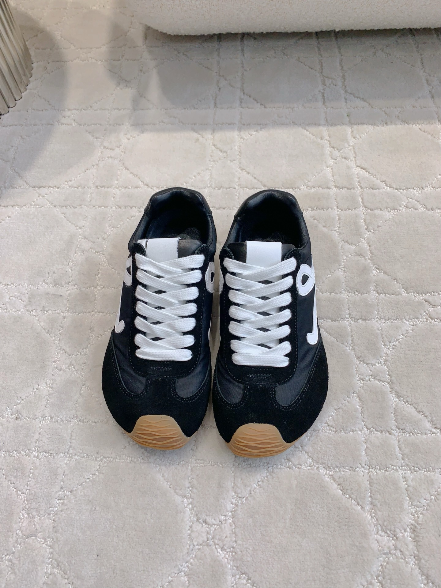 NO:230165,No standard model Loew* Ballet Runner 2.0 sports shoes, German training shoes, white label, new color matching retro series running shoes, asymmetric toe design, cute and cute!  Each model has two-color shoelaces that can be combined freely. The most special thing is its wavy textured outsole. The whole piece of outsole penetrates the toe. Sole. The tail. Super soft, light and flexible. Upgraded soft leather-lined footbed. Provides maximum comfort. Fabric. Original custom imported head-layer cowhide   spliced ​​nylon cloth   suede. The inner imported soft sheepskin   net. EVA two-color combination rubber outsole. Size 35–39 (customized for 40), casual shoes/sports shoes, loewe, sneakers, cowhide, sheepskin, chamois leather.19860909无标款 Loew* Ballet Runner2.0运动鞋德训鞋 白标 全新配色复古系列跑鞋 不对称鞋头设计 可爱萌趣！每一款都有搭配双色鞋带可自由组合 最特别的是它的波浪纹理大底 整片大底贯穿鞋头 鞋底 鞋尾 超柔软轻便灵活 升级柔软皮革内衬鞋床 提供最大舒适感 面料 原版定制进口头层牛皮 拼接尼龙布 麂皮 内里进口柔软羊皮 网里 EVA双色组合橡胶大底 尺码35–39（40定做）,休闲鞋/运动鞋,loewe,sneakers,cowhide,sheepskin,chamois leather,Women's Shoes